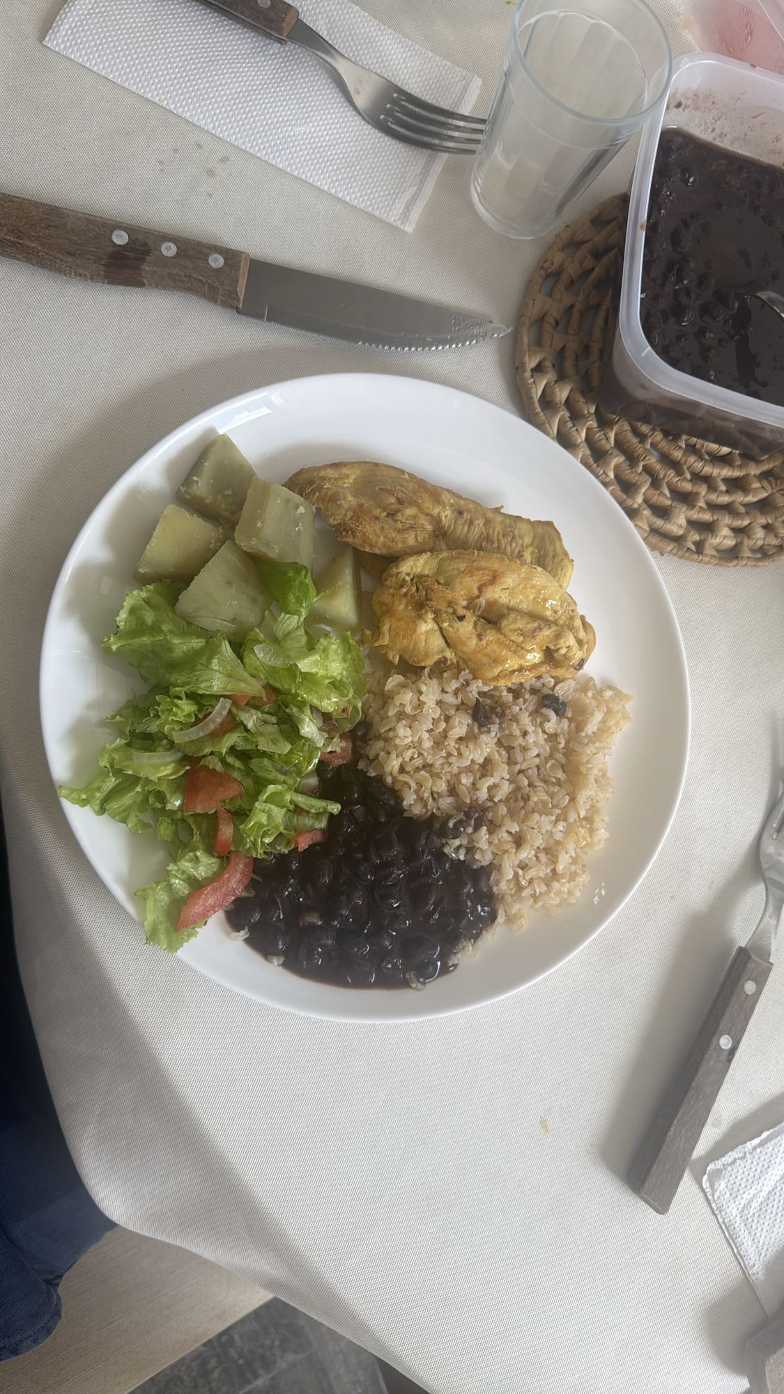 Frango com arroz e feijão