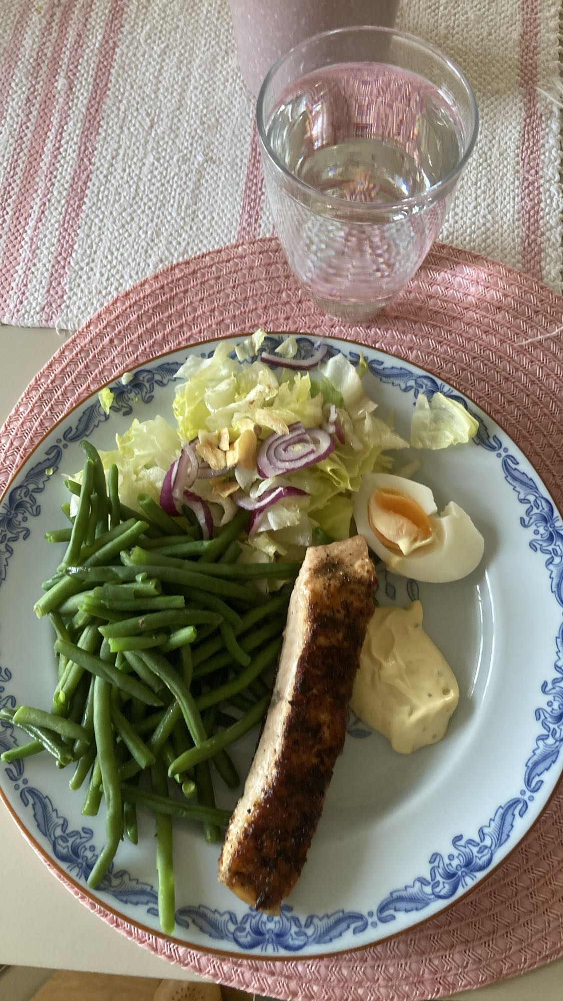 Lax med bönor och sallad