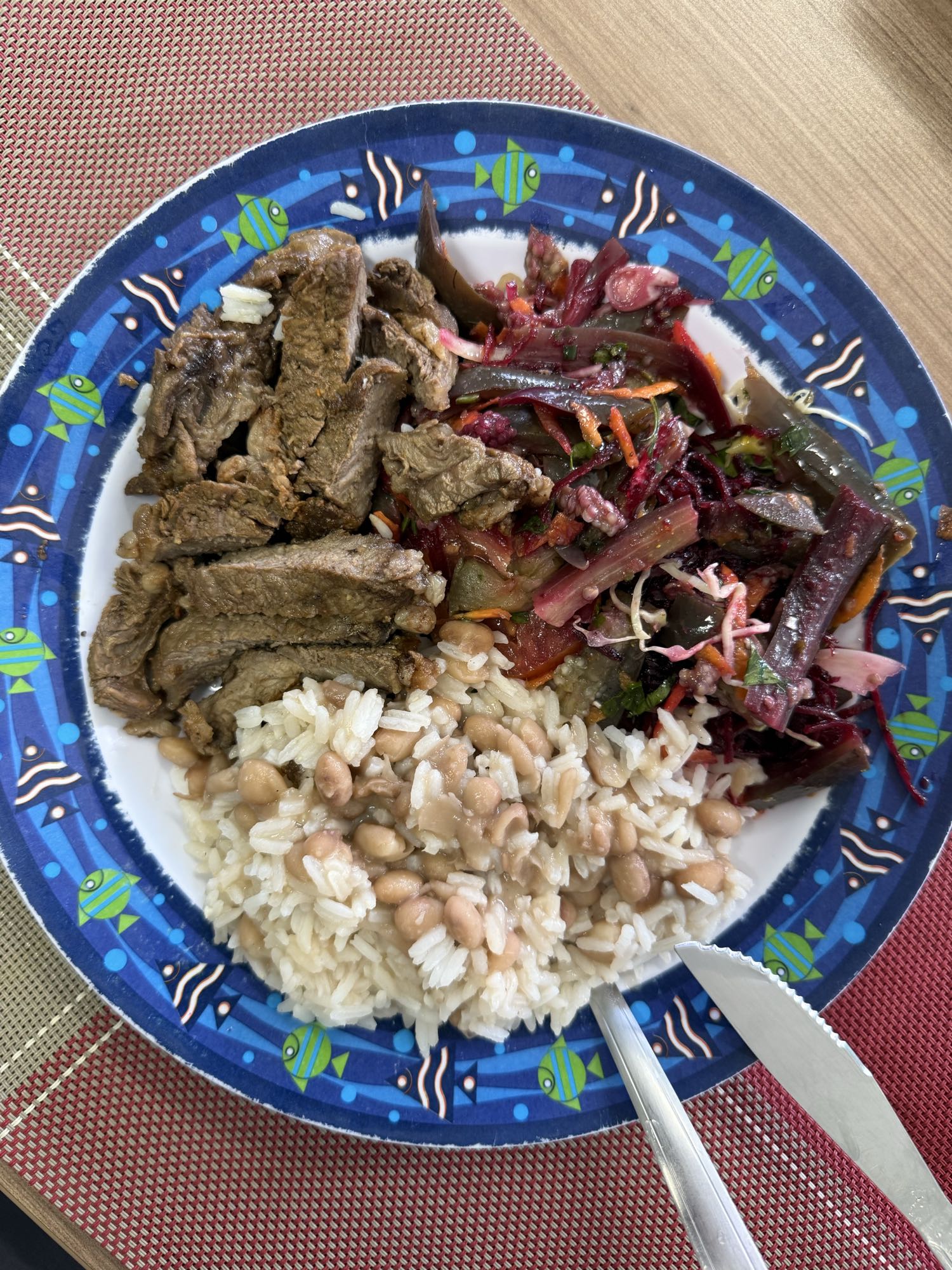 prato com carne e salada