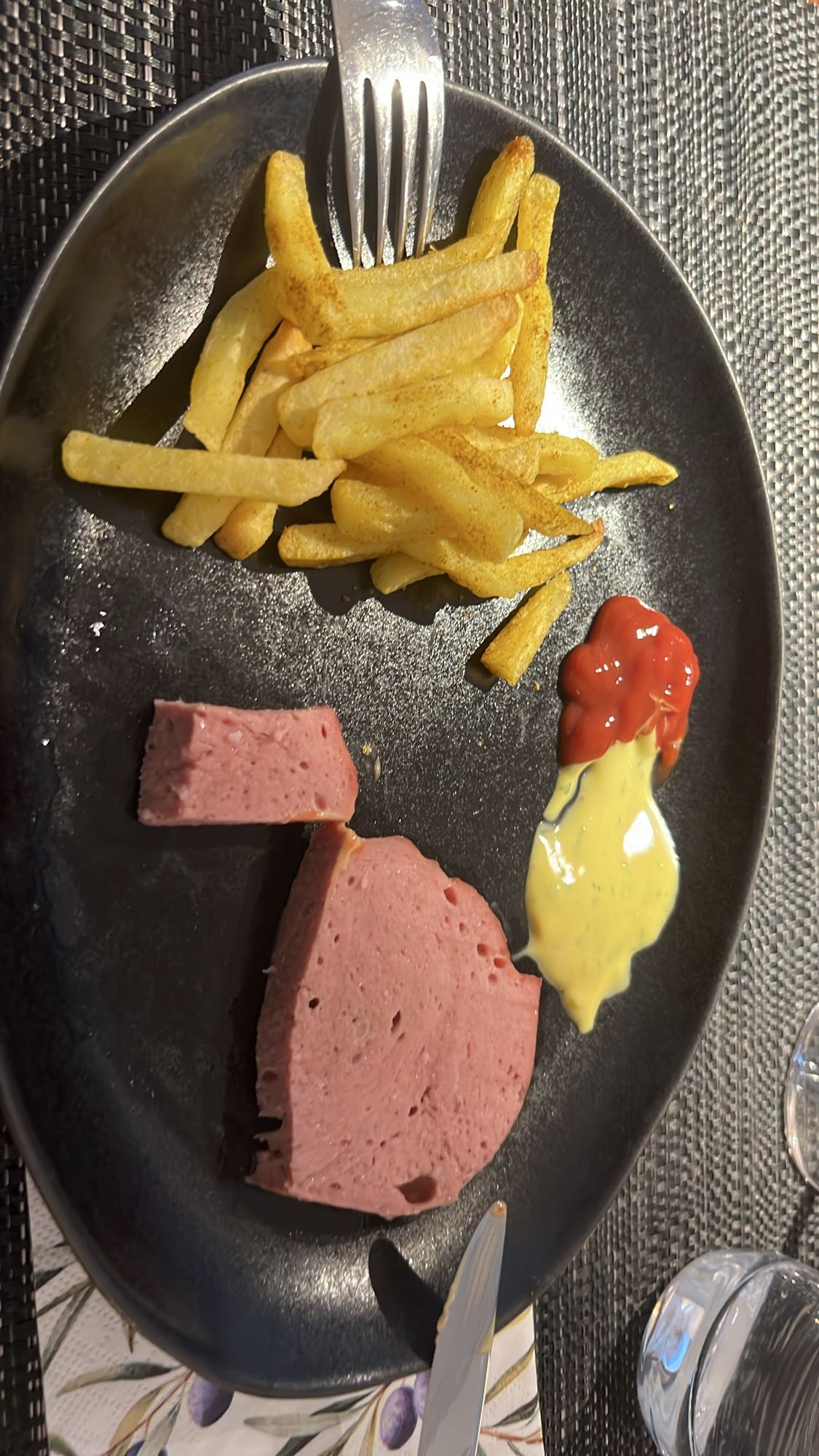 Pommes mit Fleischwurst