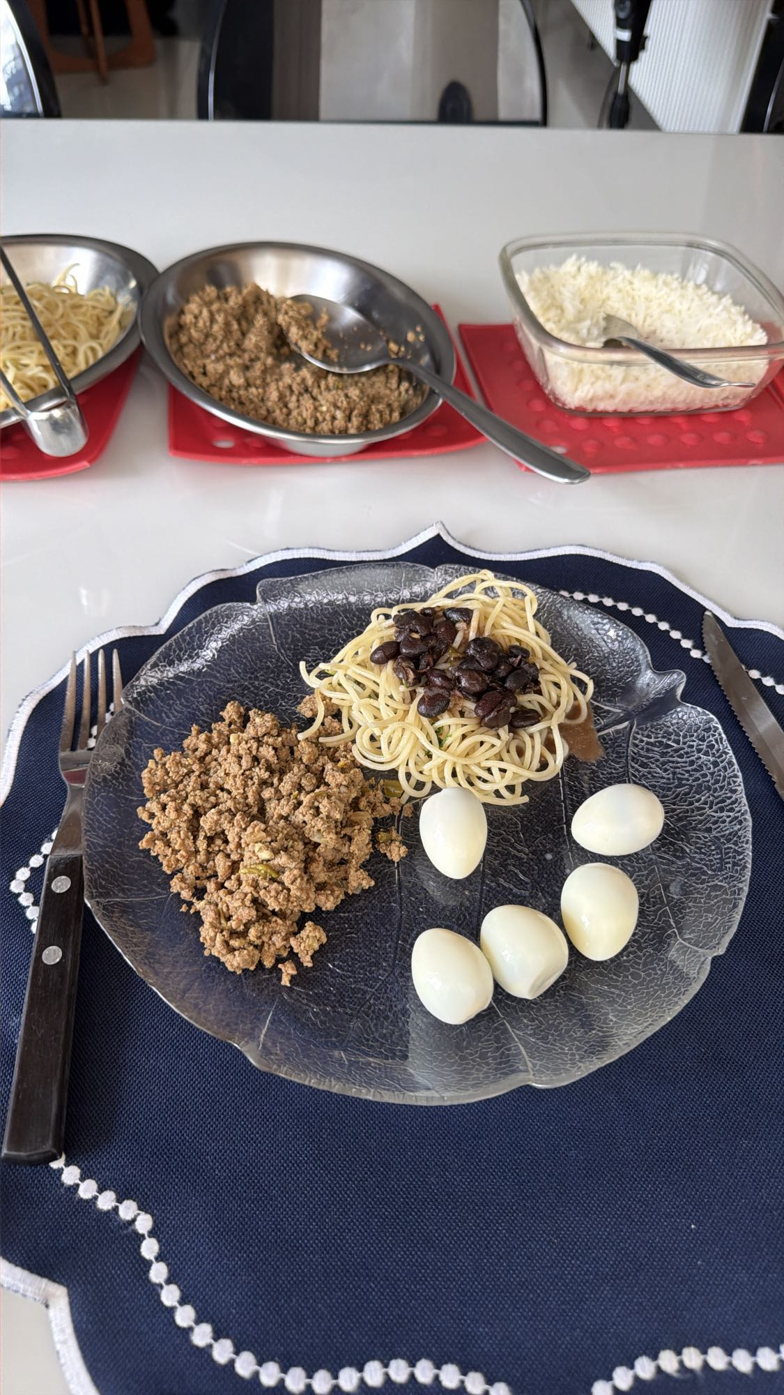 Macarrão com carne e ovos