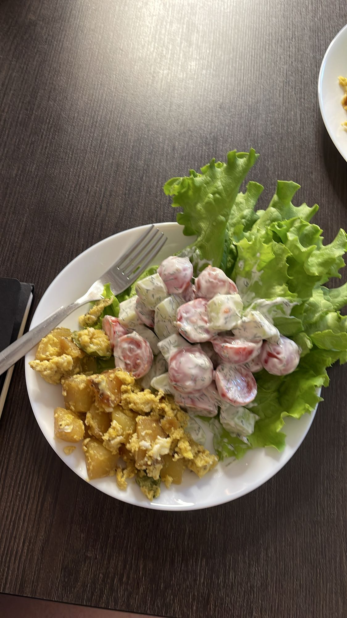 салат и жареный картофель с яйцом