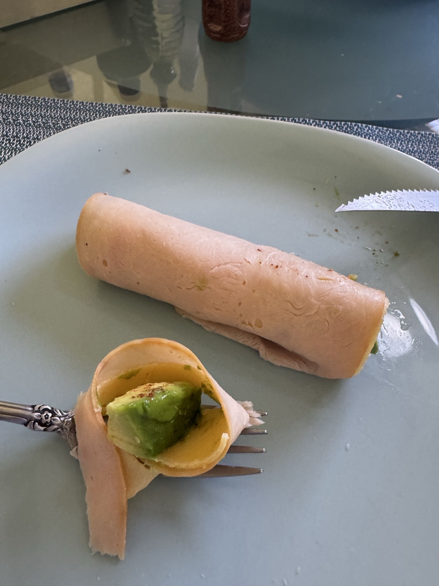 rollitos de pavo y aguacate
