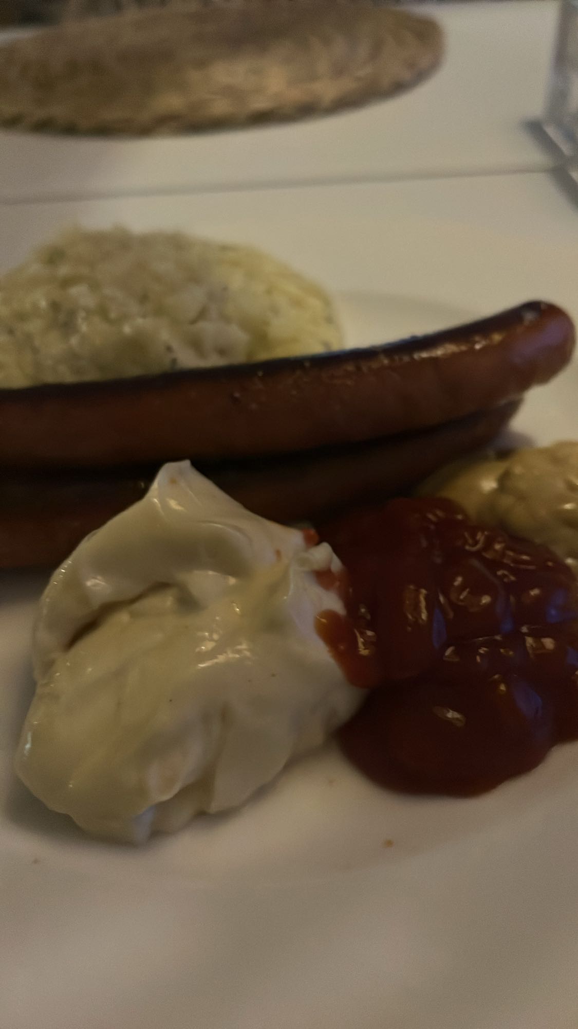Korv med ägg och sås