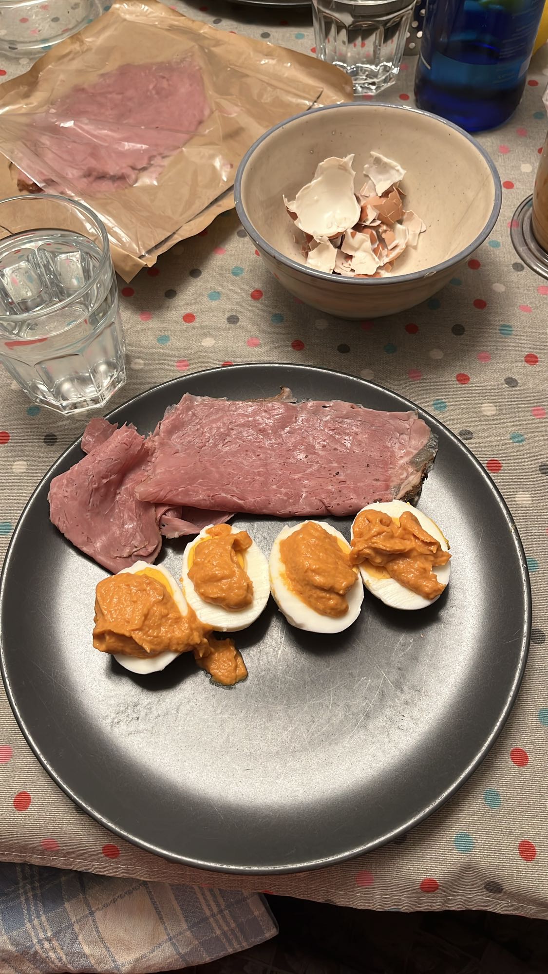 pastrami con huevos rellenos de atún
