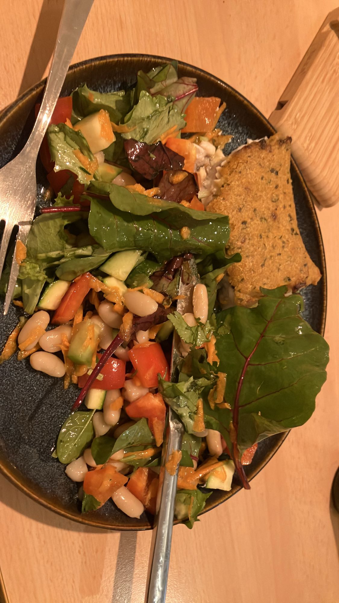 salada de feijao branco com peixe empanado