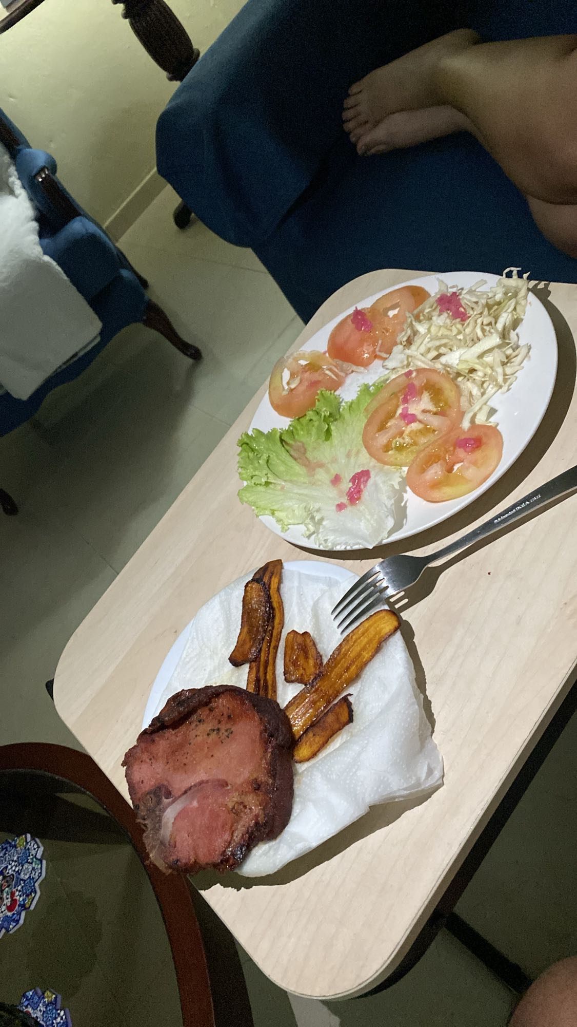 chuleta en air fryer con ensalada y plátano maduro