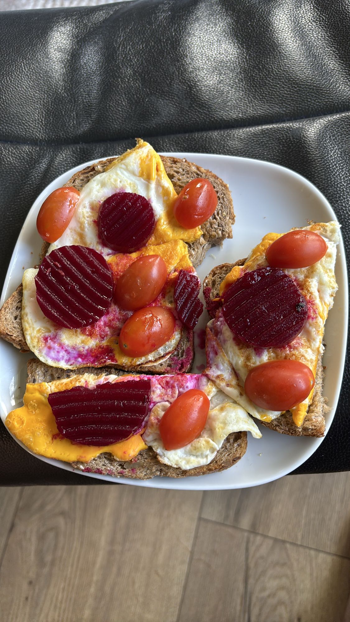Brødskiver med egg, rødbeter og tomat