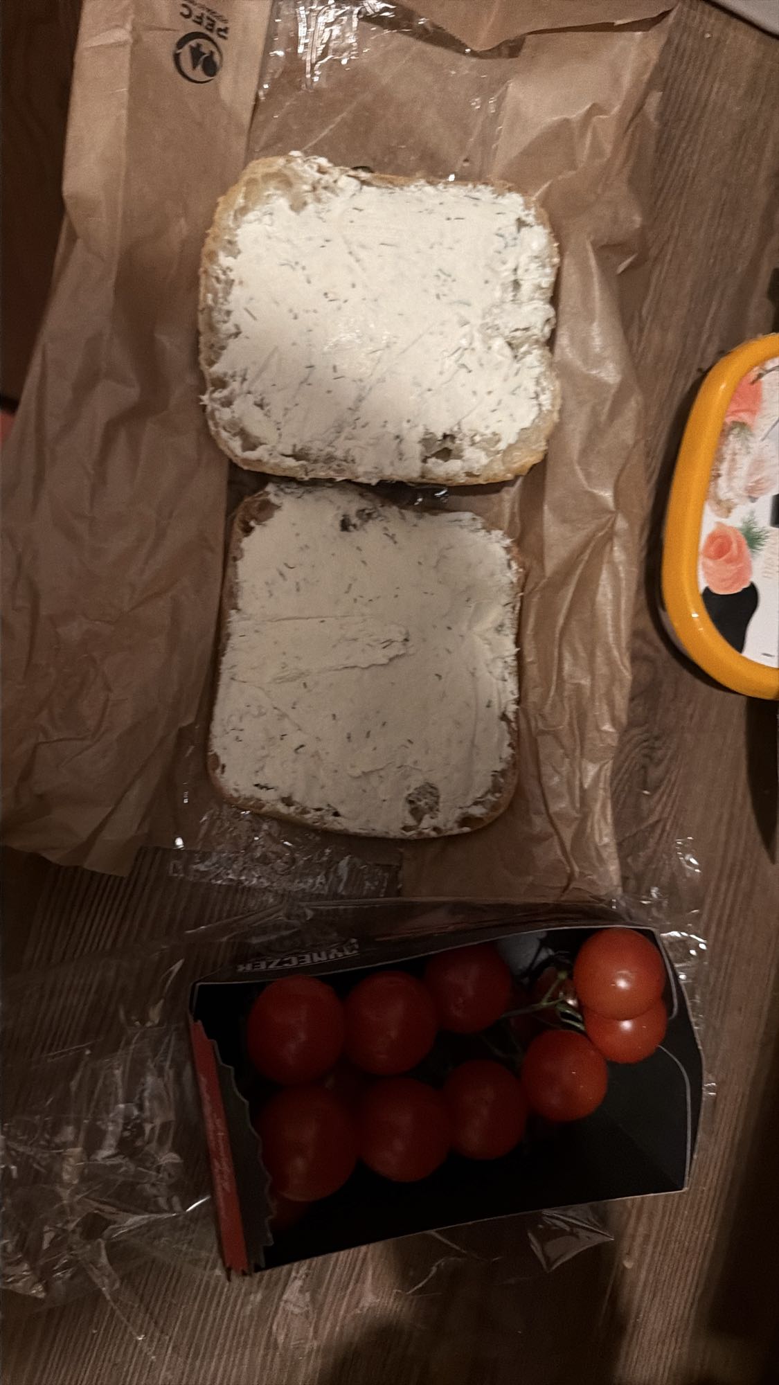 Kanapki z serkiem i pomidorami