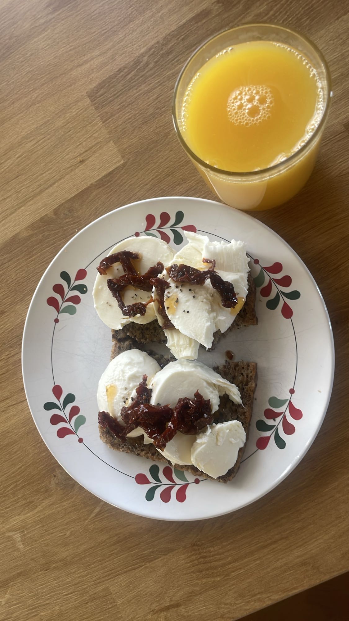 Kanapki z mozzarellą i sokiem pomarańczowym z kolagenem