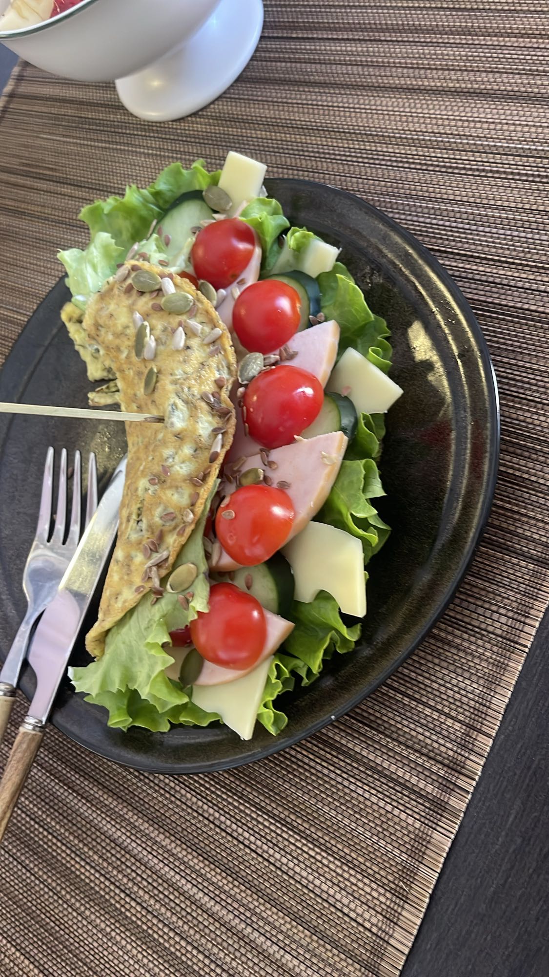Омлет с салатом и греческим йогуртом