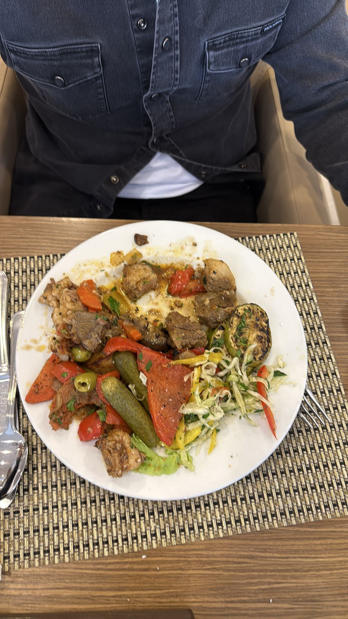 Мясо с овощами и салатом