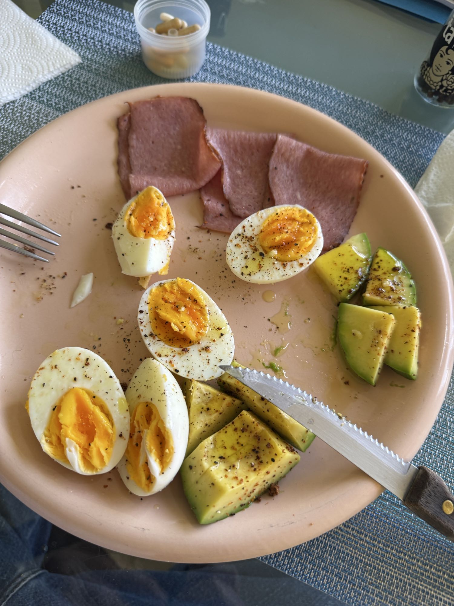 huevos con jamón y aguacate