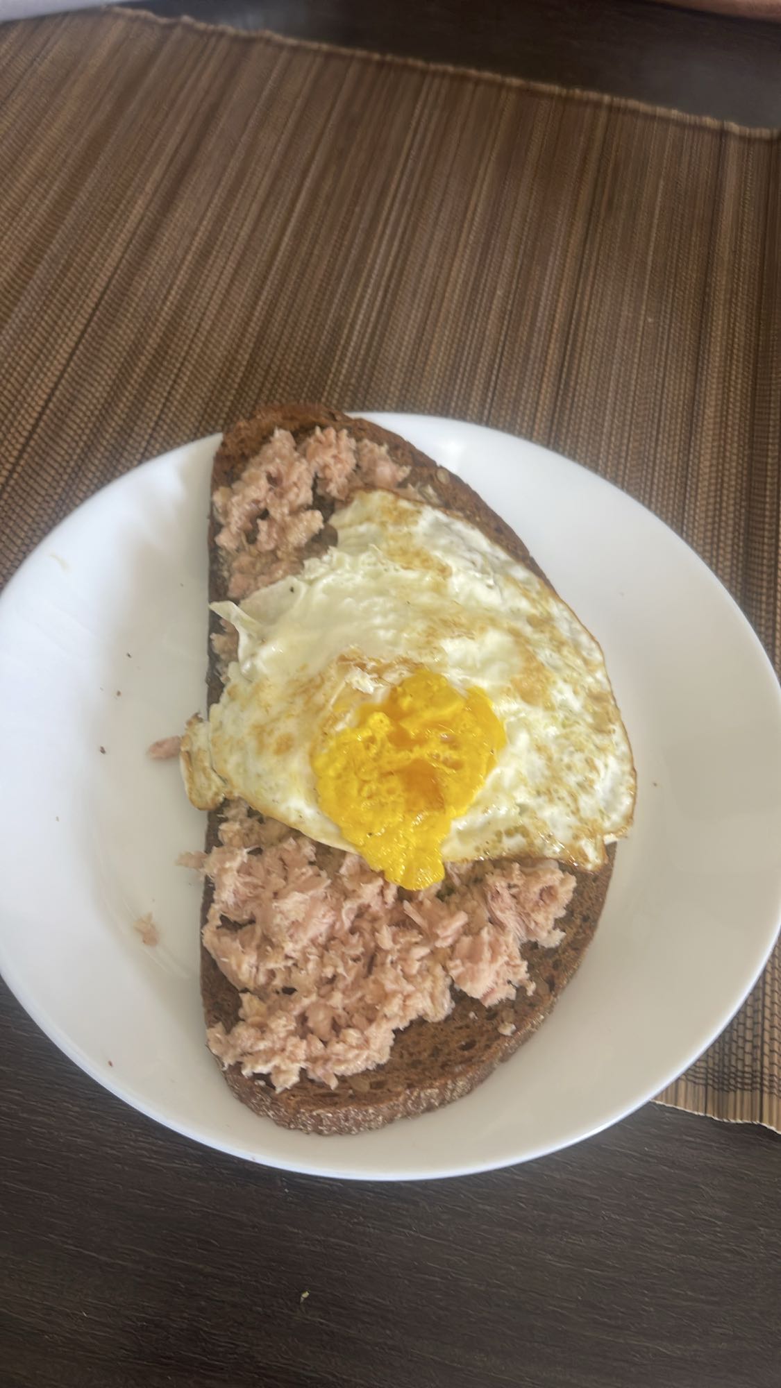 Тост с тунцом и яйцом