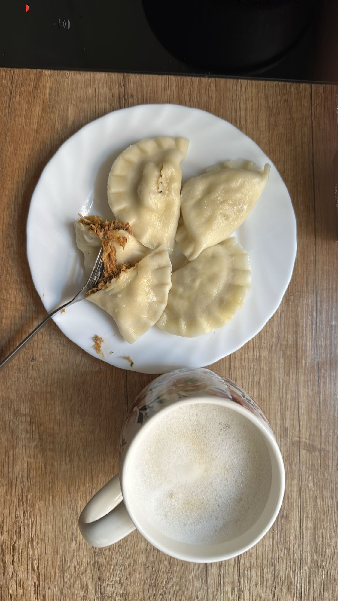 Pierogi z mięsem i kawa
