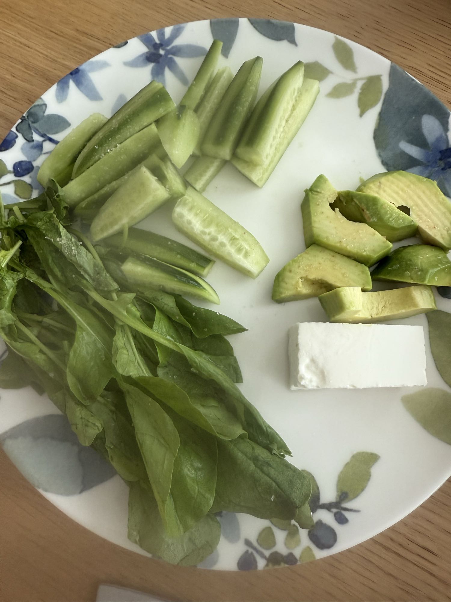 Avokadolu salata tabağı