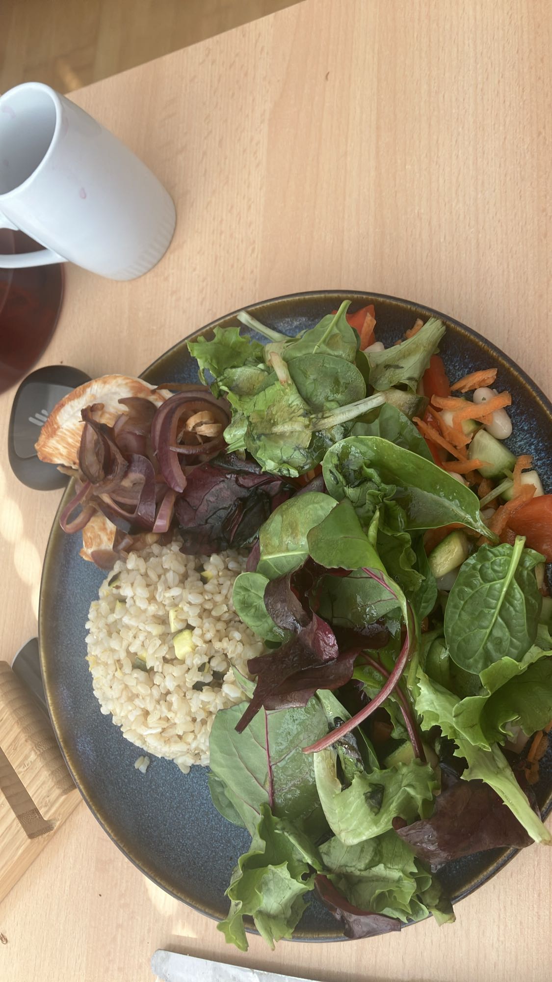 Salada com frango e arroz
