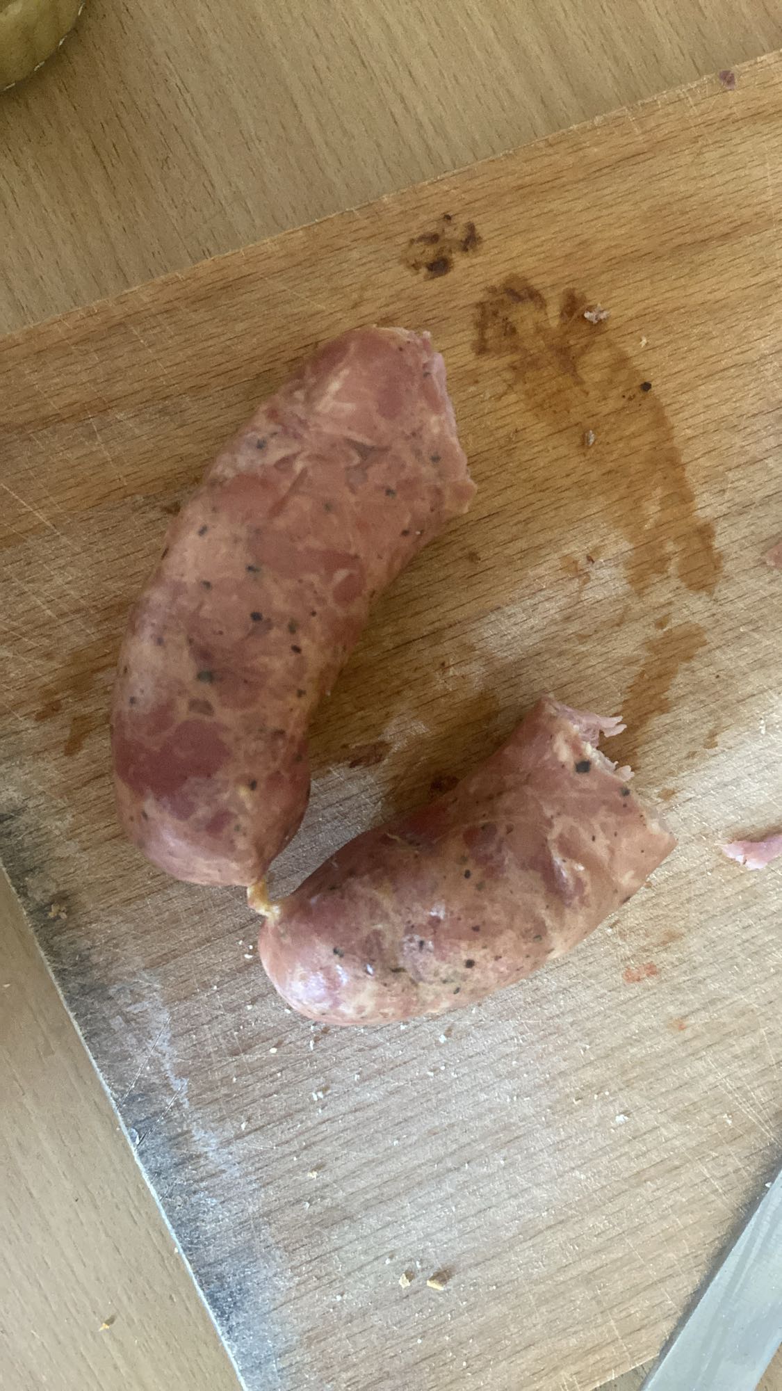 surowa kiełbasa