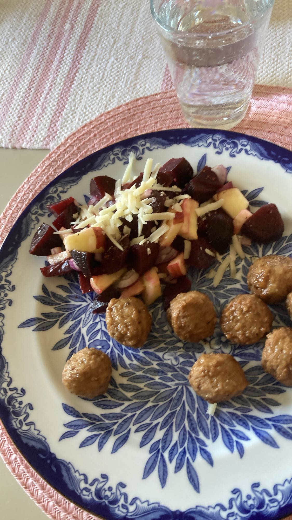 Köttbullar med rödbetssallad