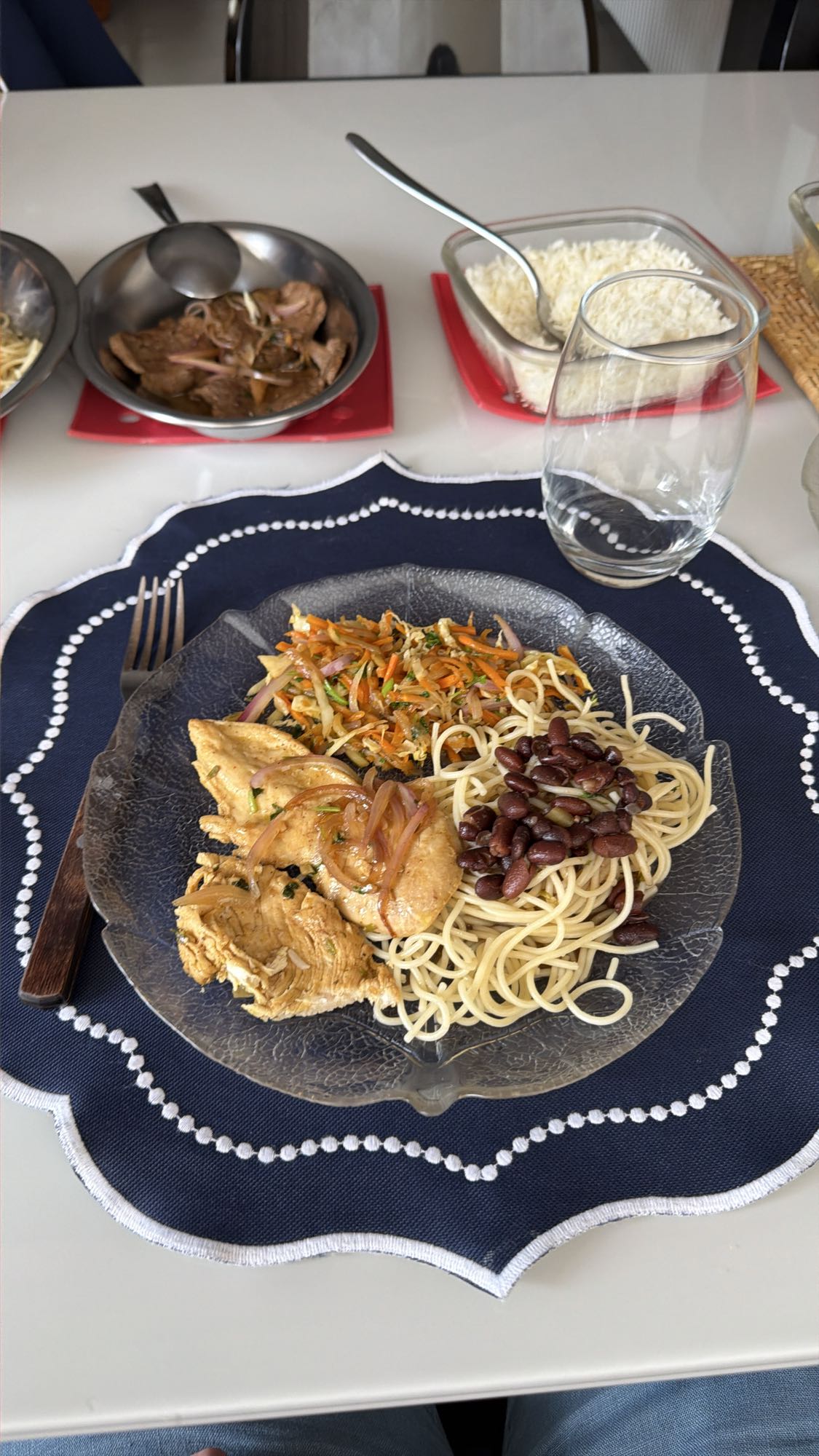 Frango com massa e feijão