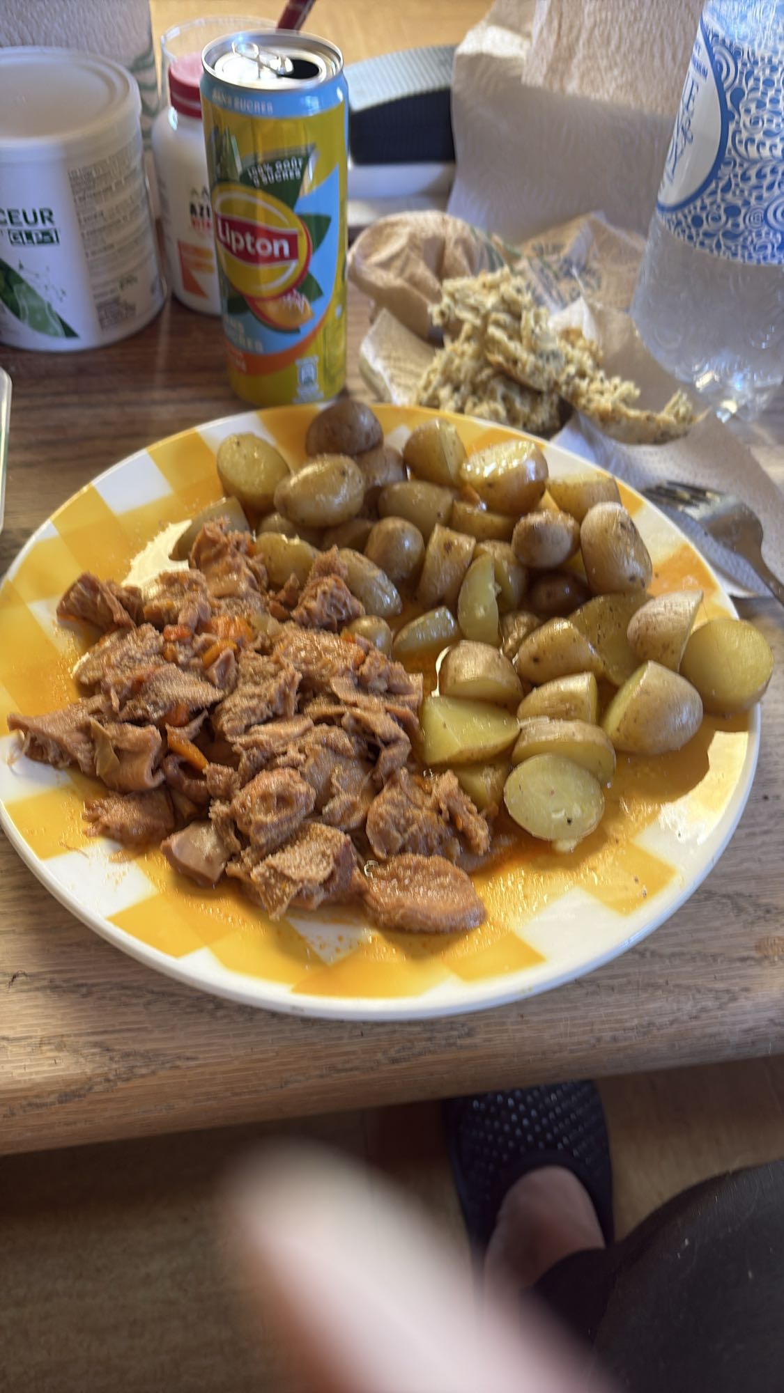 Pommes et viande mijotée