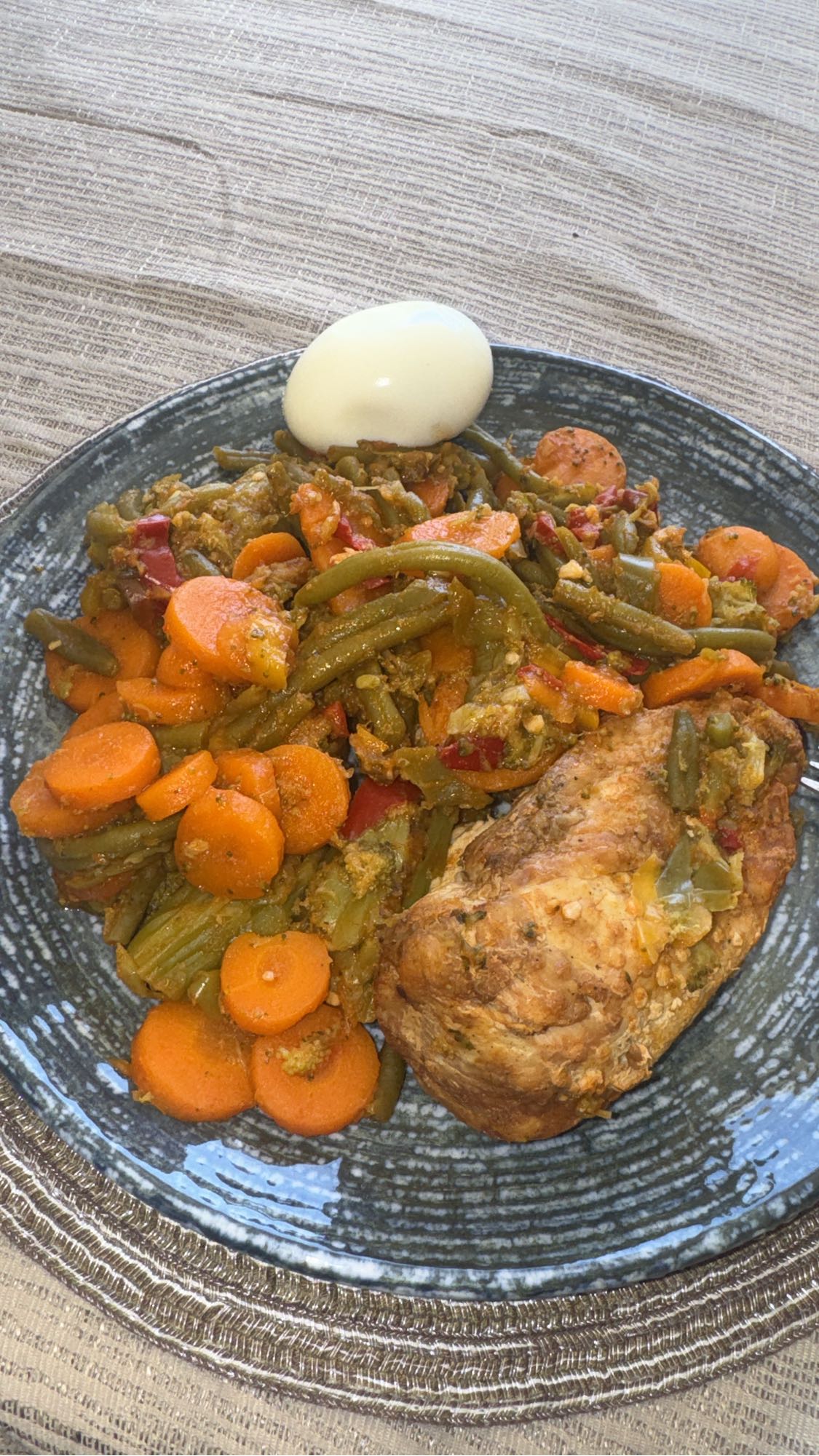 Курка з овочами та яйцем