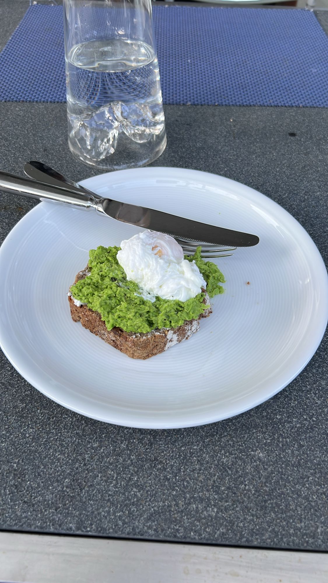 Avocadobrot mit Ei
