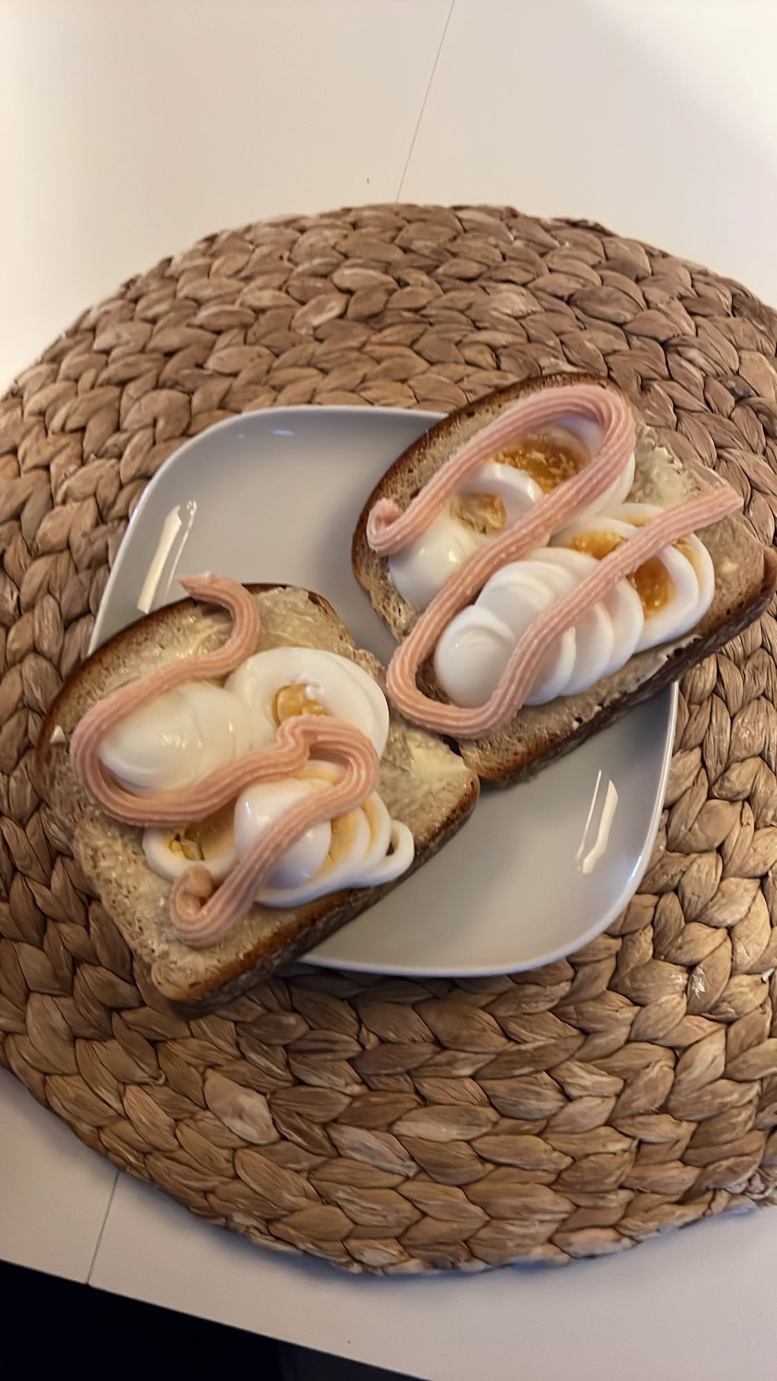 Äggmackor med korv