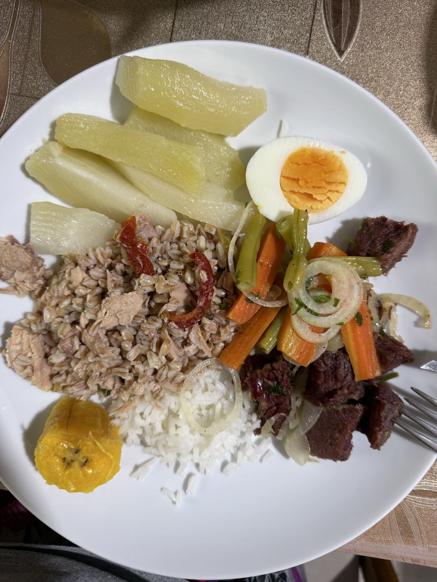 Prato misto com mandioca