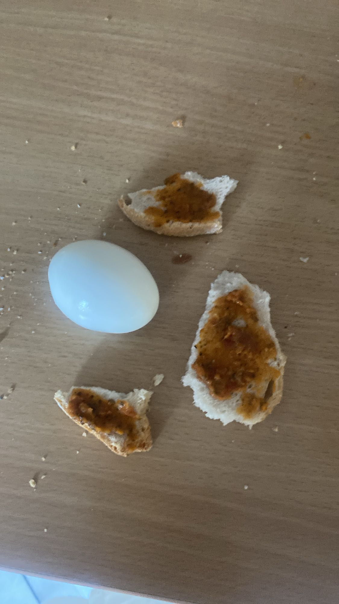 Jajko z pieczywem i sosem