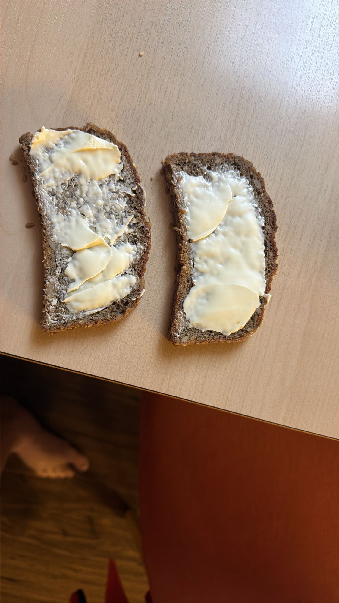 Vollkornbrot mit Butter
