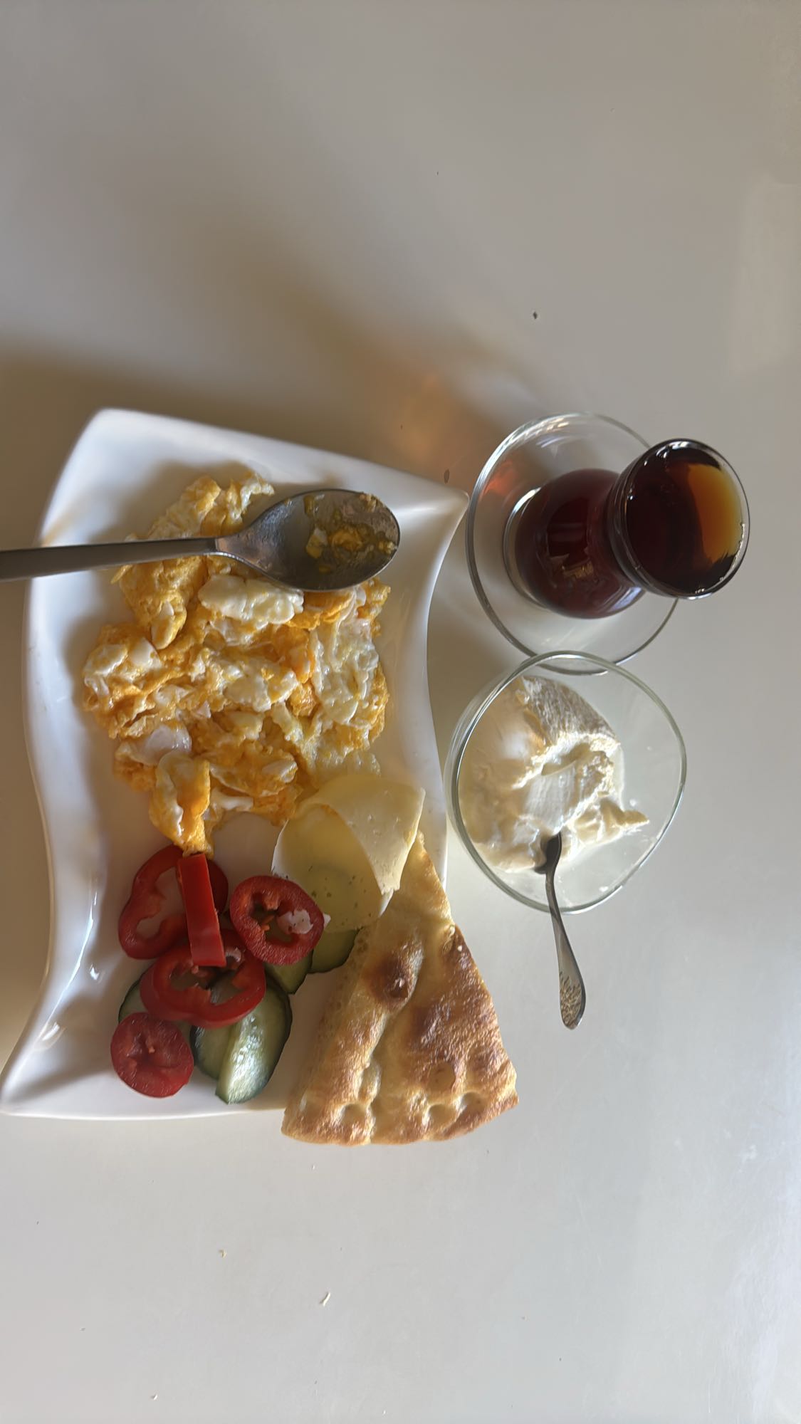 Frukost med ägg och te