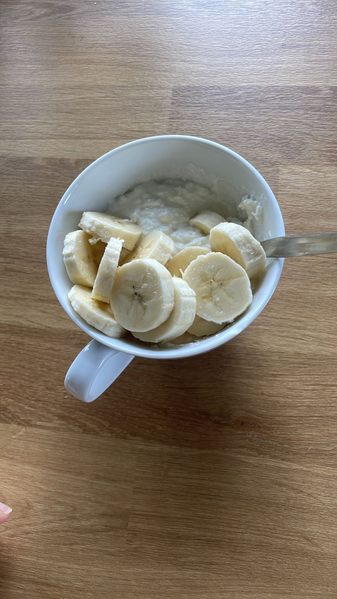 Jogurt grecki z wiórkami kokosowymi i bananem