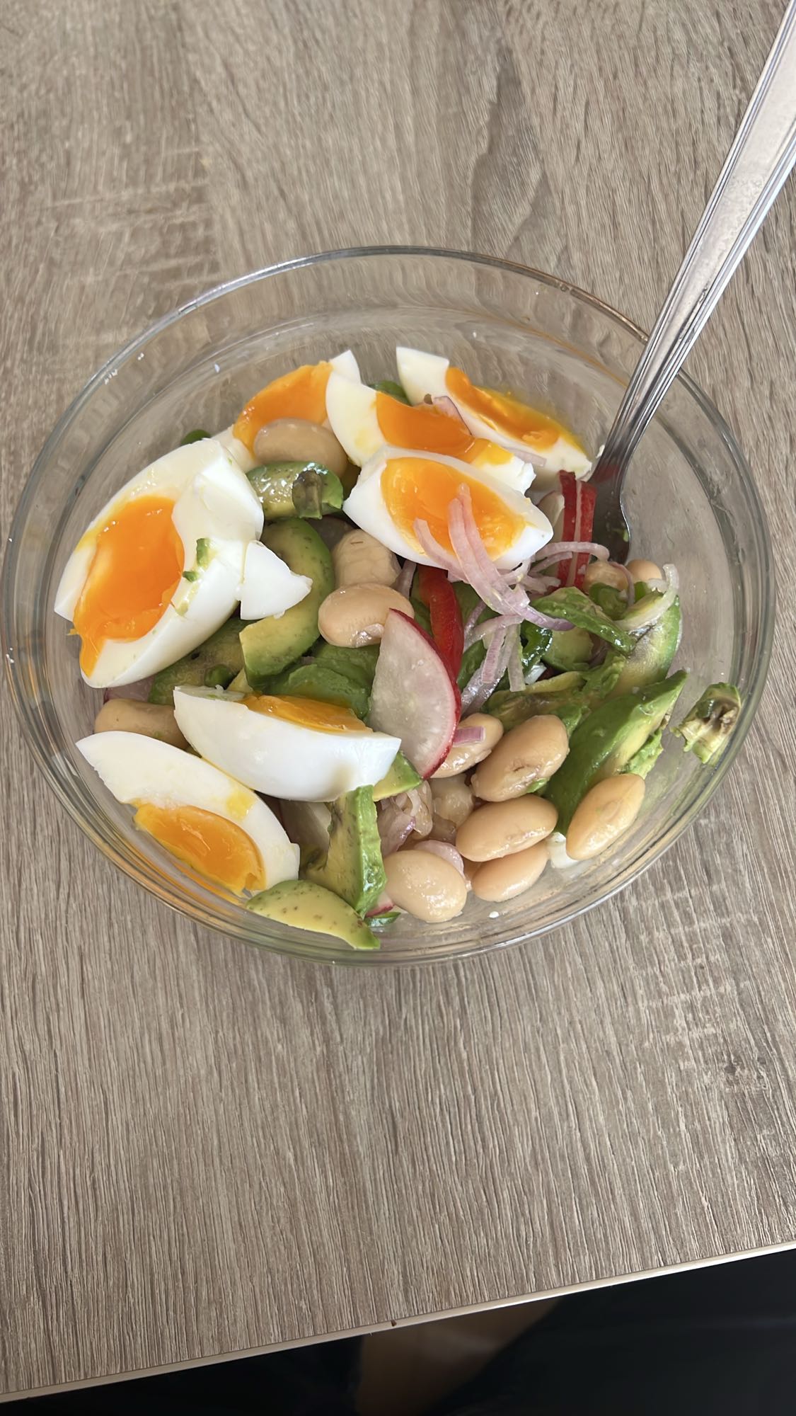 Salată cu ou și avocado