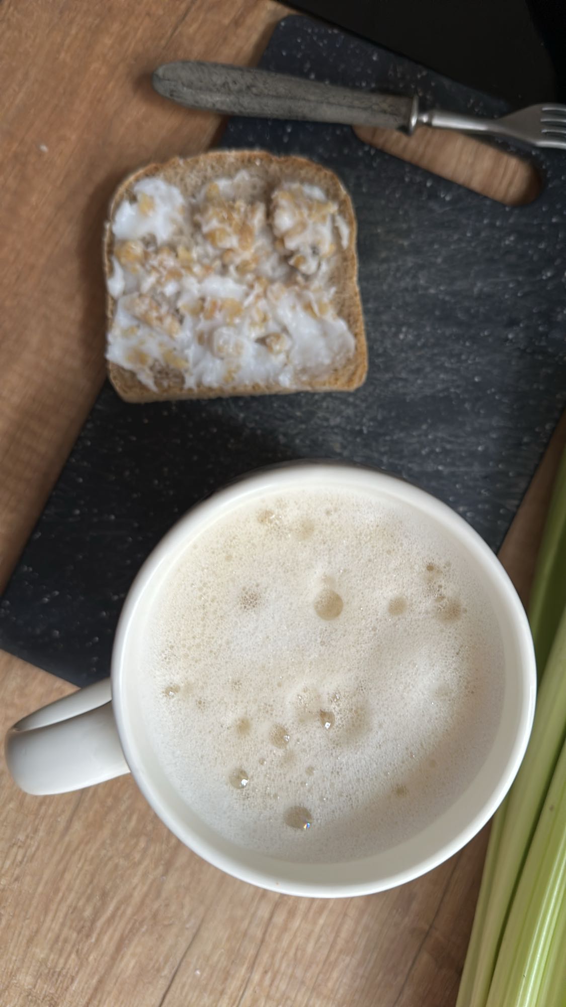 Tost z jogurtem i kawa