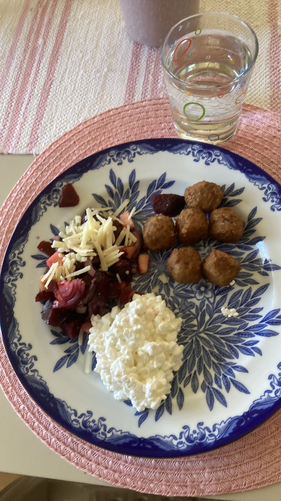 Köttbullar med rödbetssallad