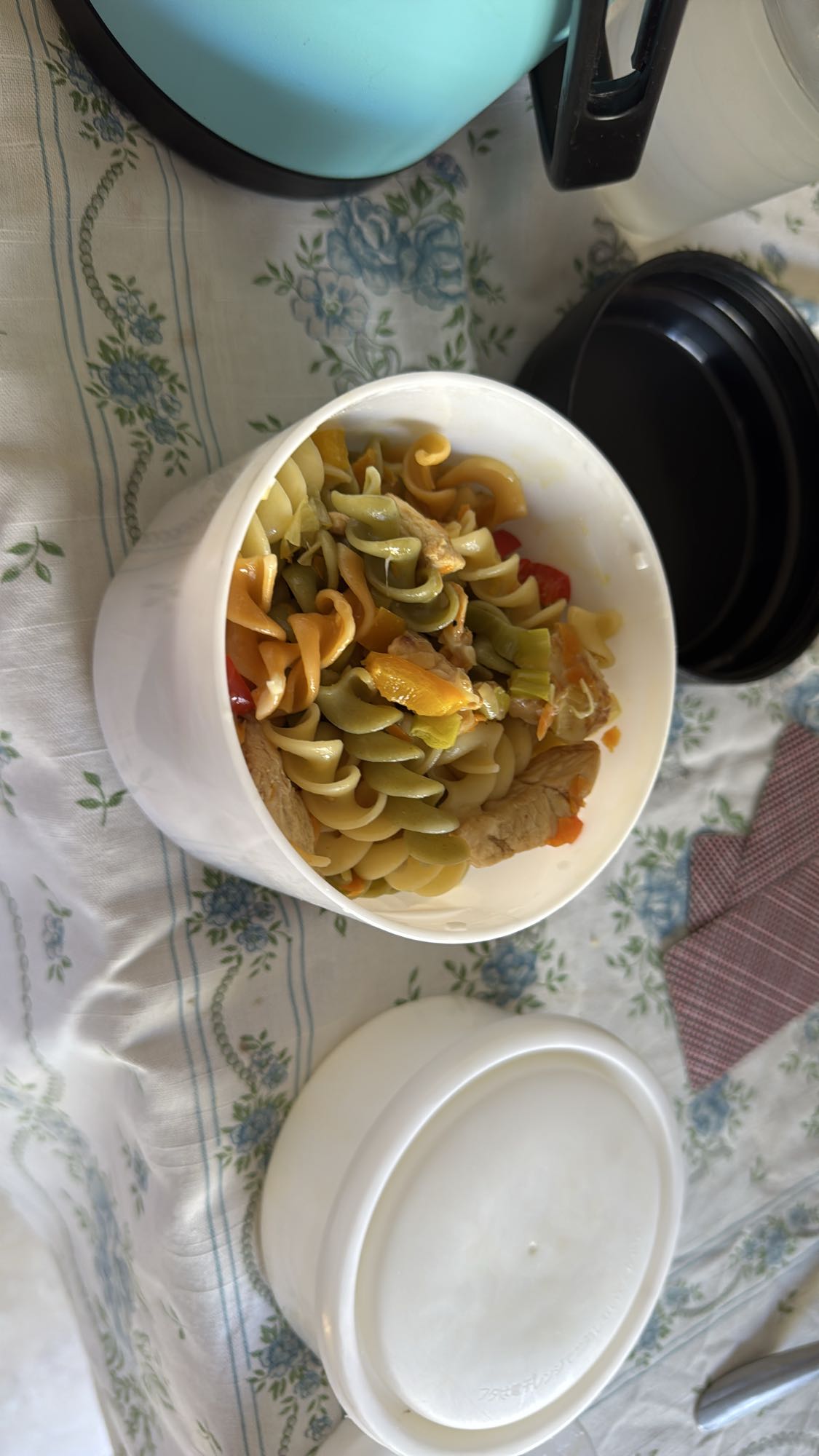 pasta tricolor con pechuga de pollo