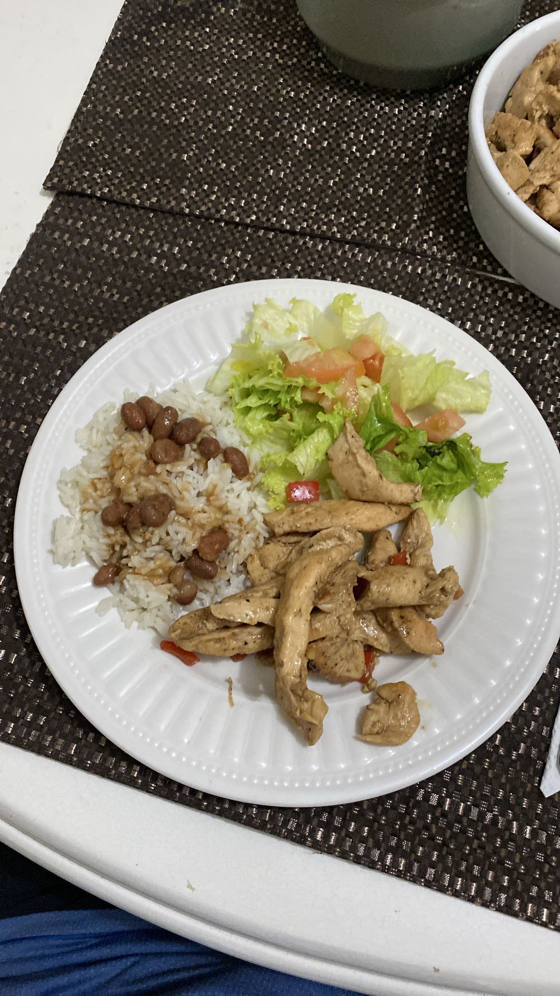 Pollo con arroz y ensalada