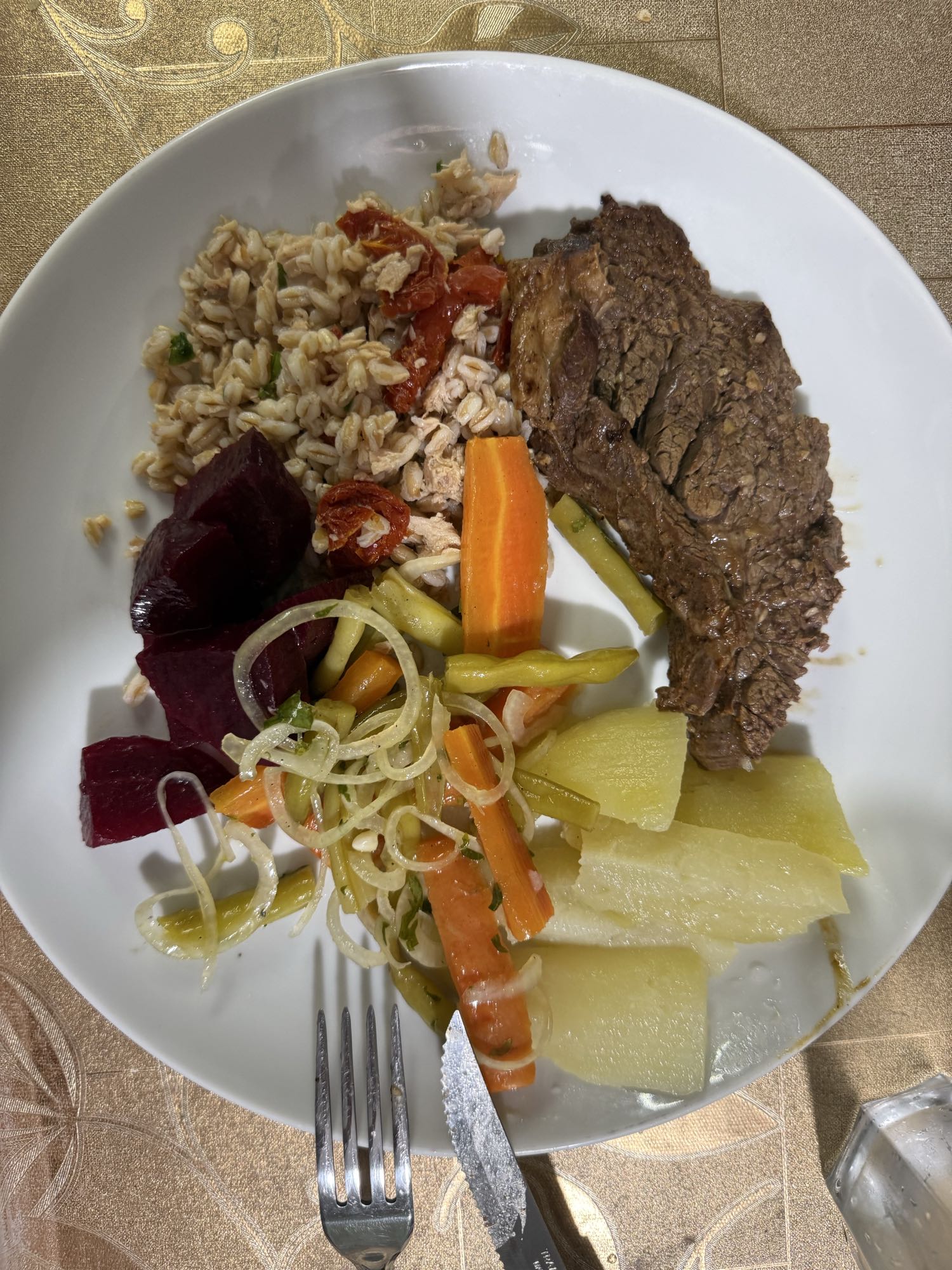 Carne com legumes e arroz