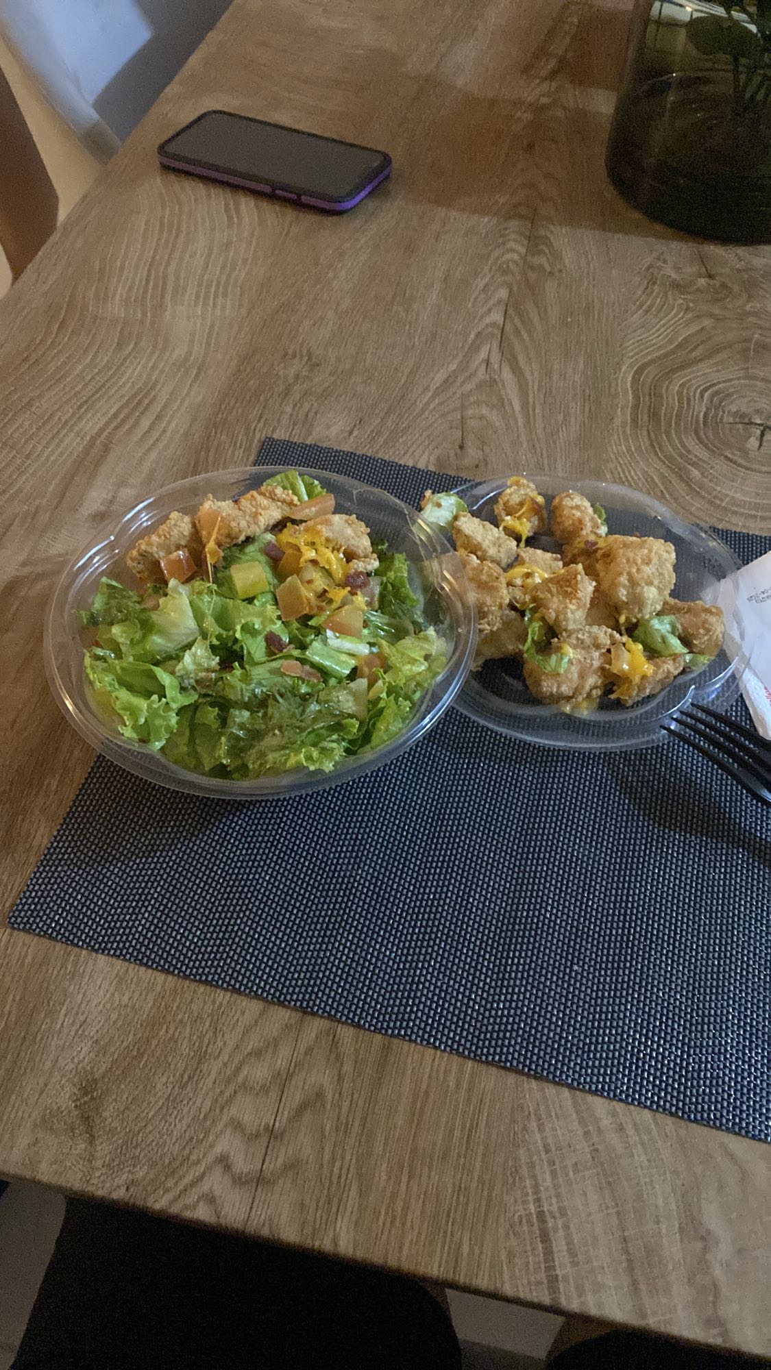 ensalada con pollo frito