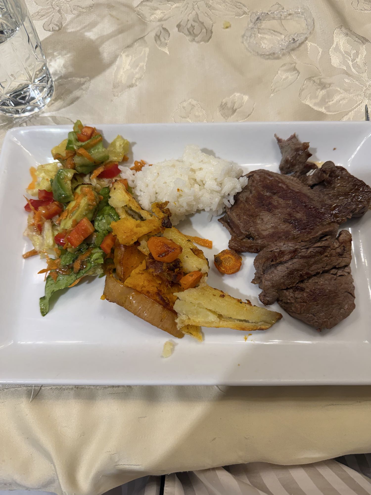 carne magra con arroz y ensalada