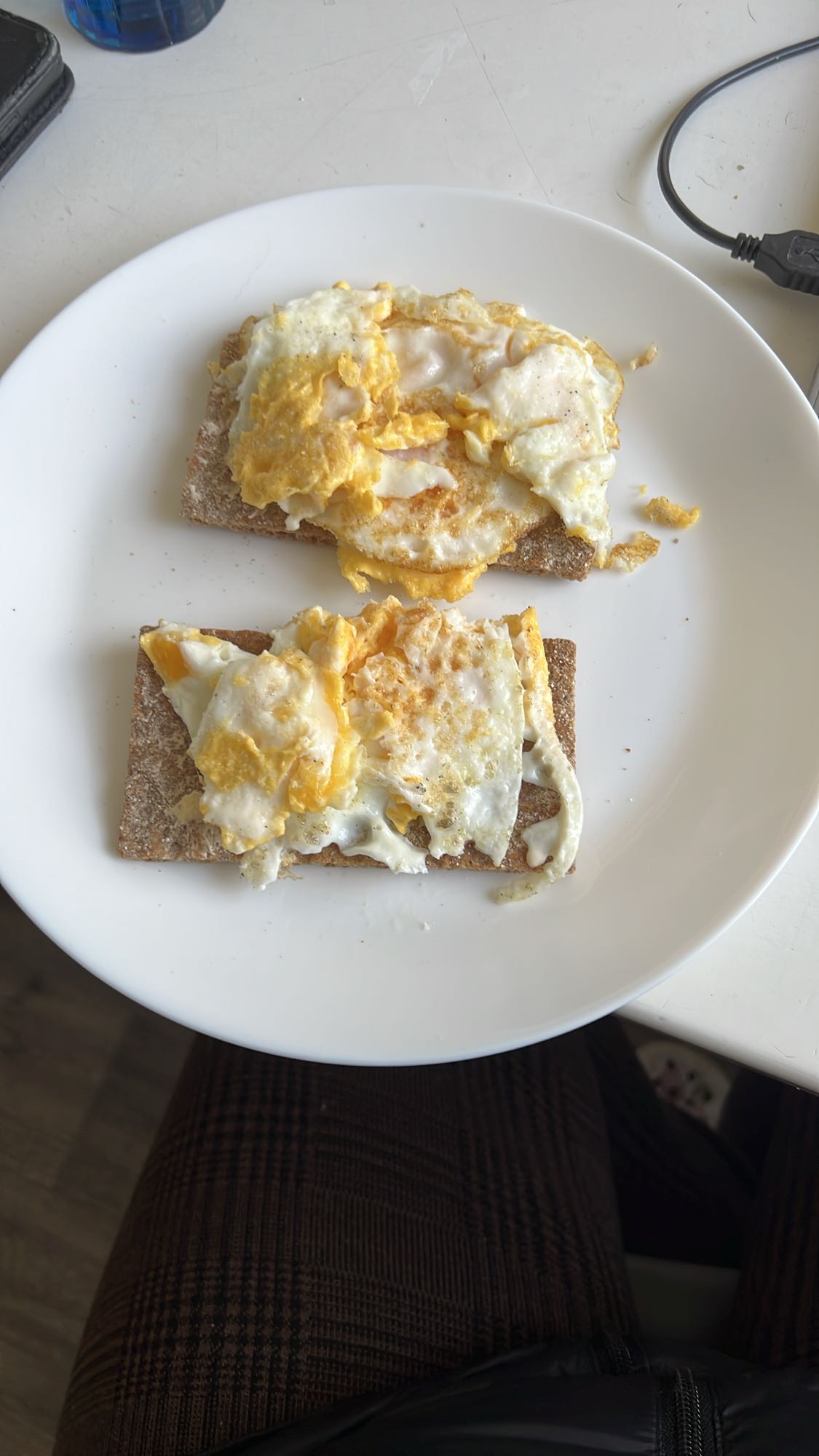 Knäckebröd med stekta ägg
