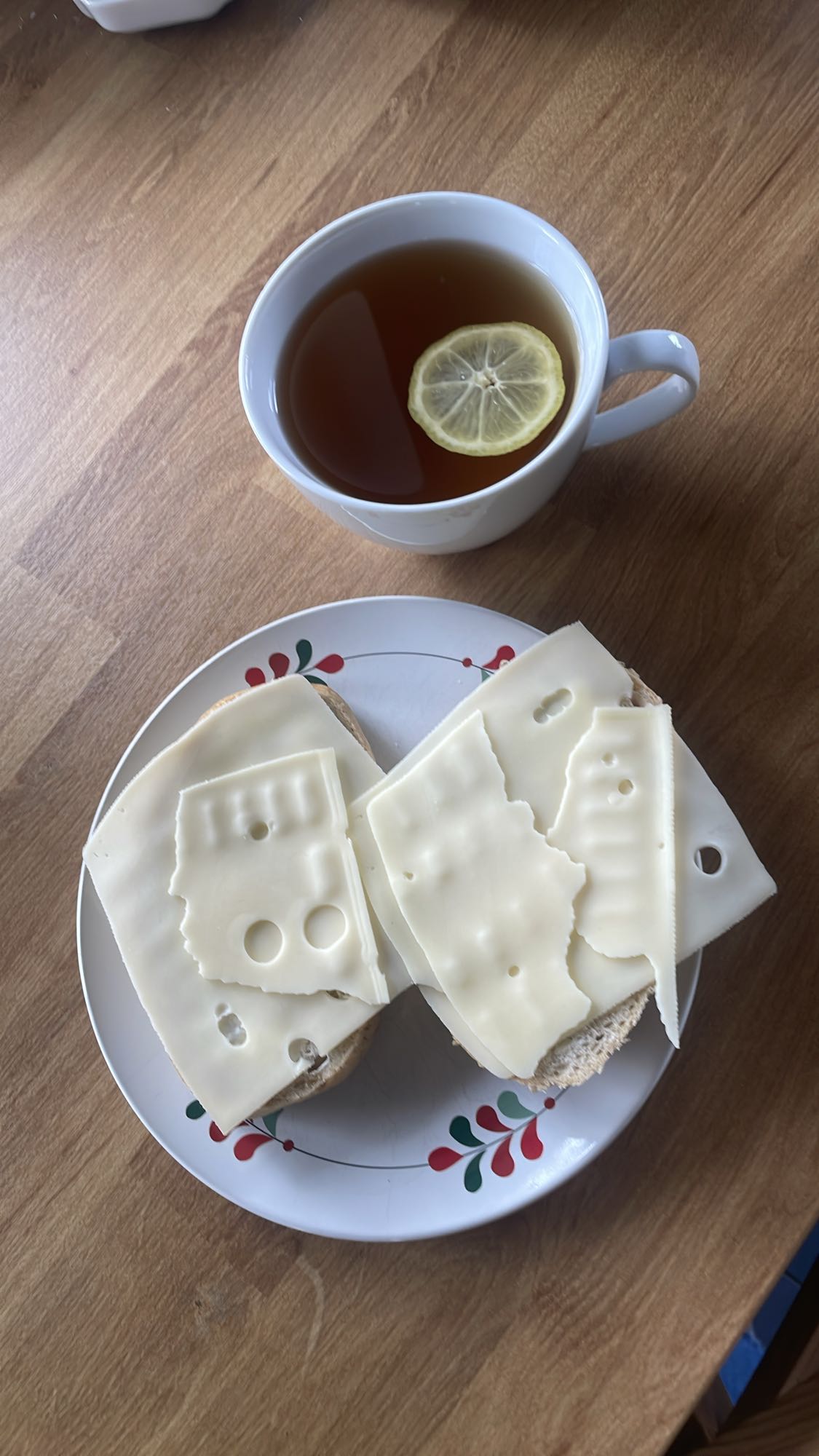 Bułka graham z masłem, żółtym serem oraz herbata z miodem i cytryną