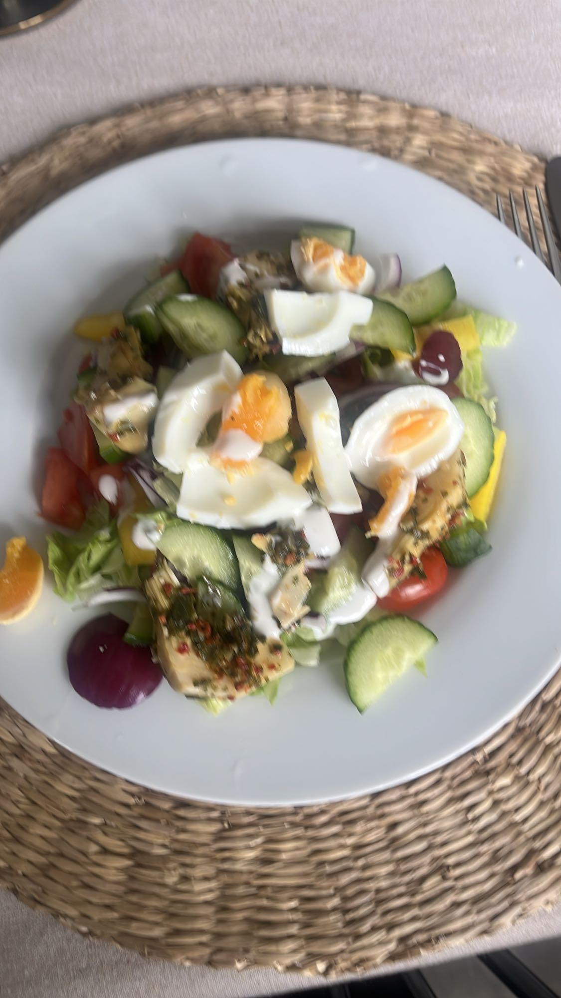 Sallad med ägg, feta och kronärtskocka