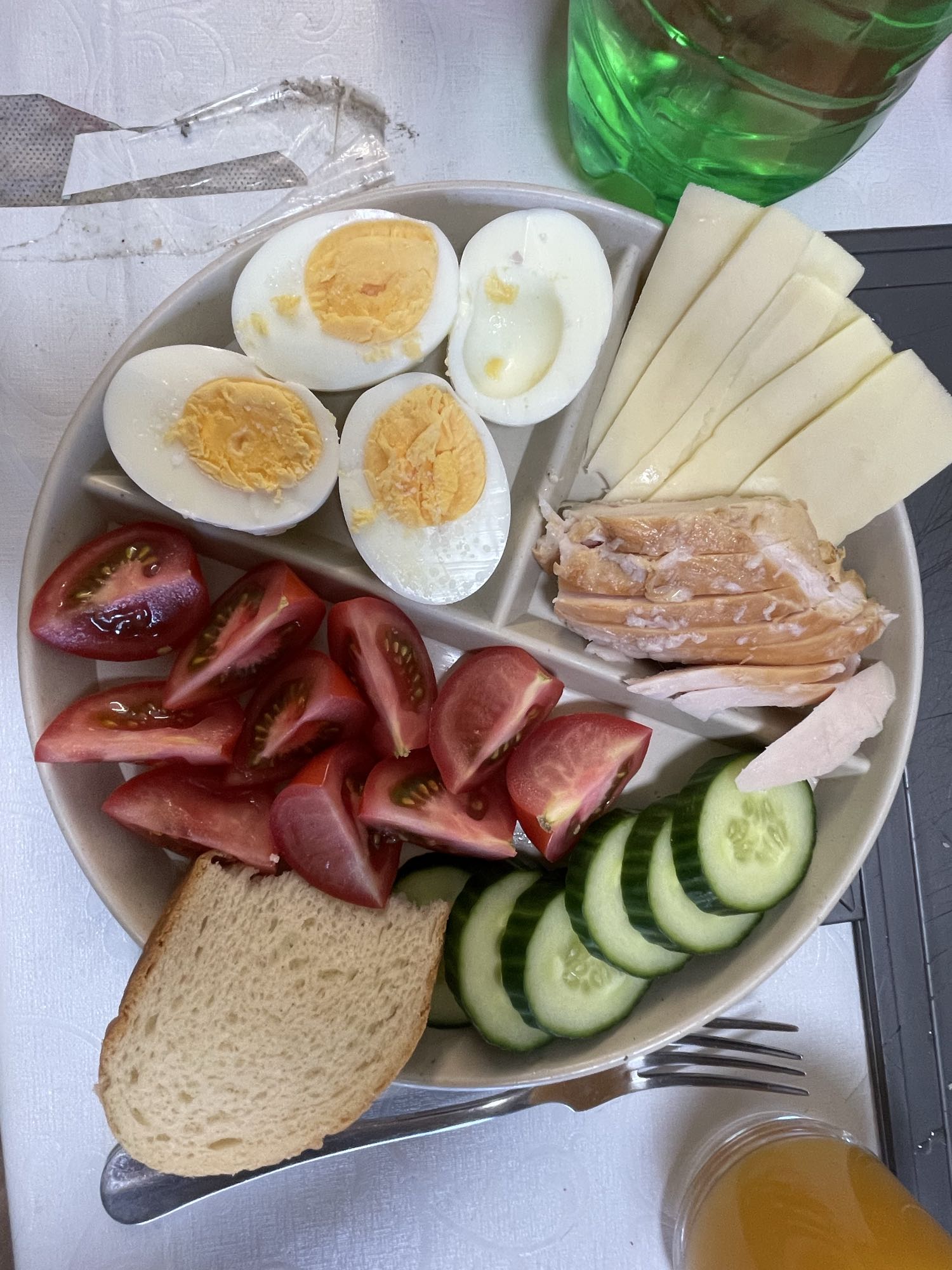 тарелка с яйцом и сыром