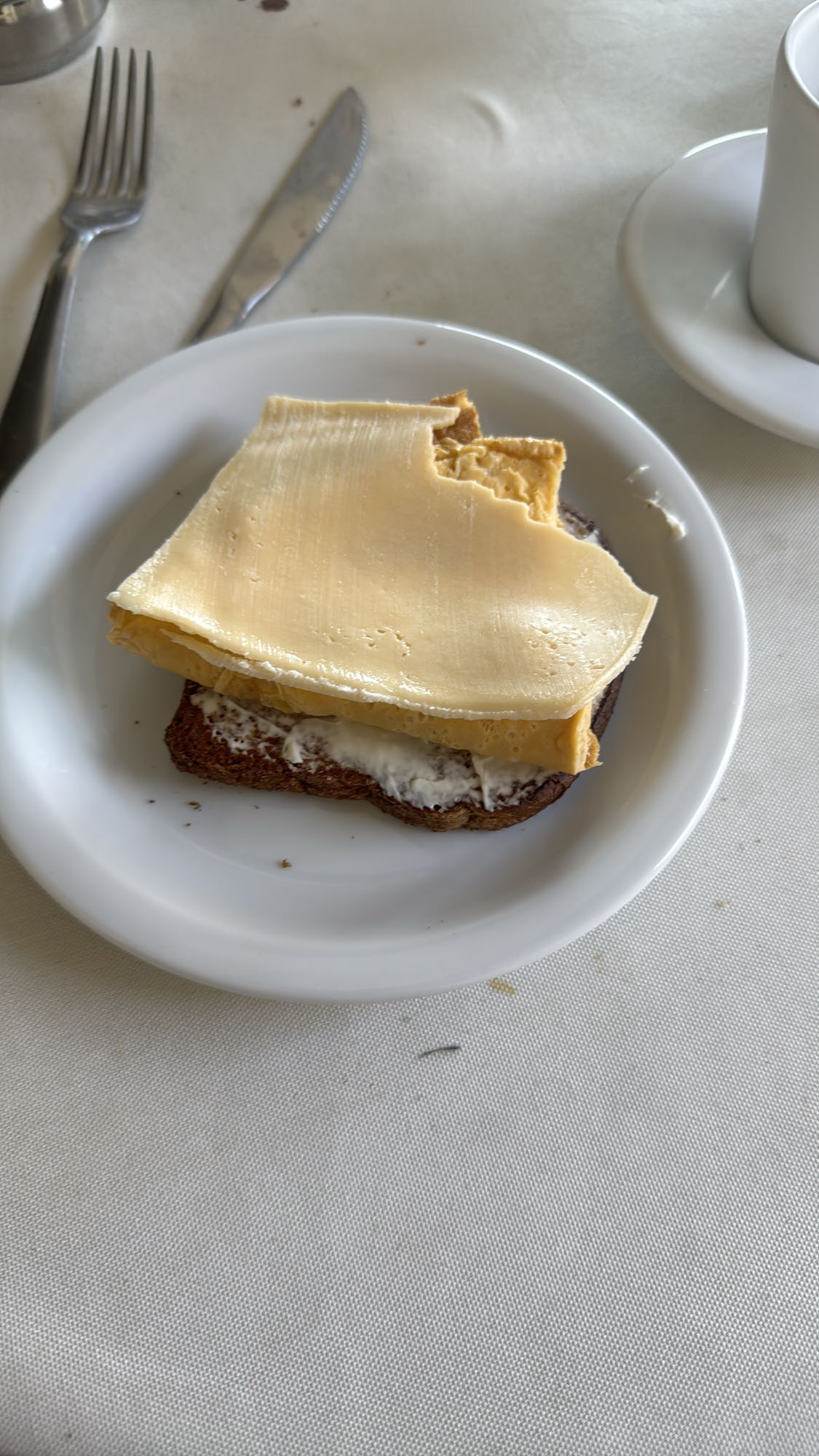 Torrada com ovo e queijo
