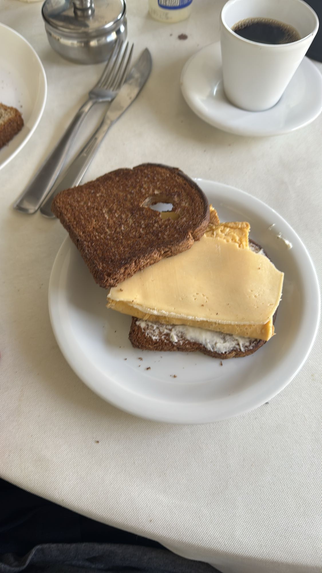 Torrada com queijo e café