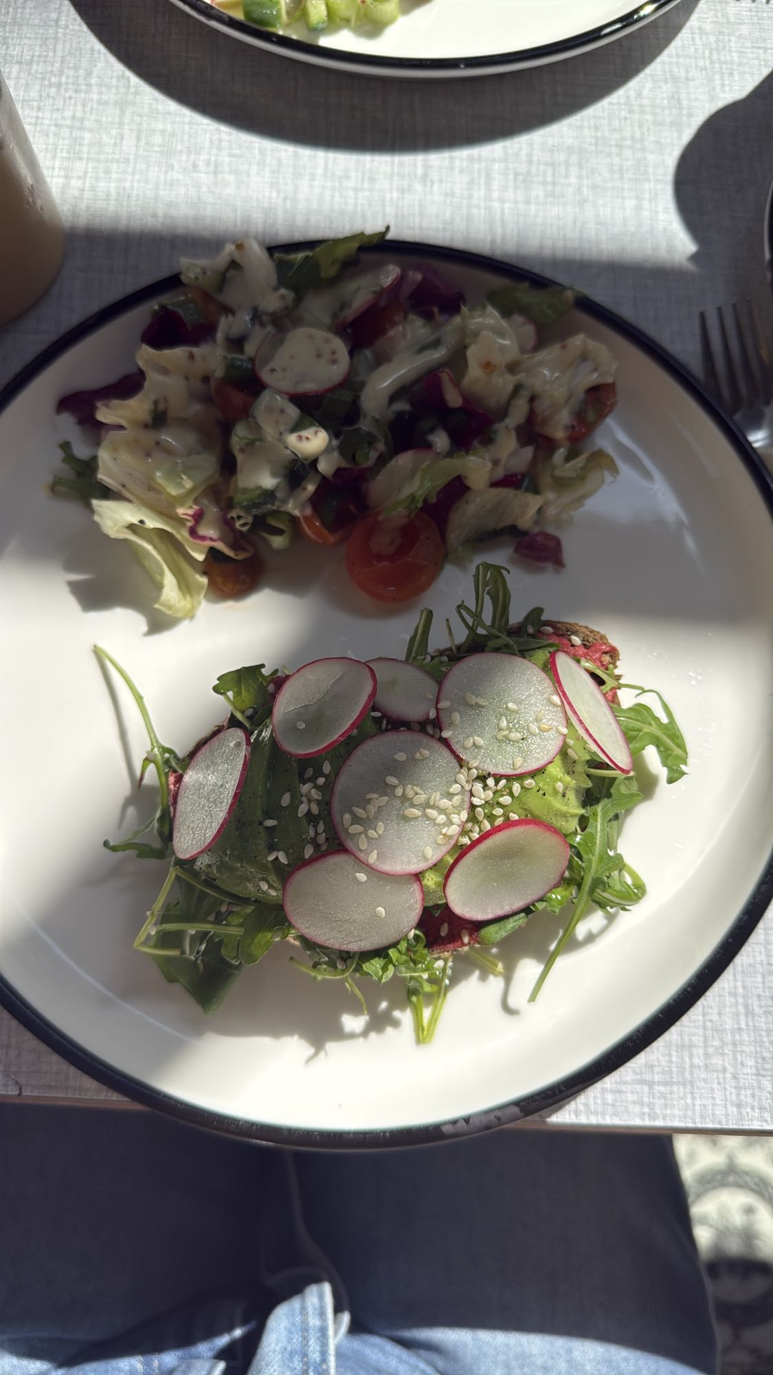Avocado toast salade