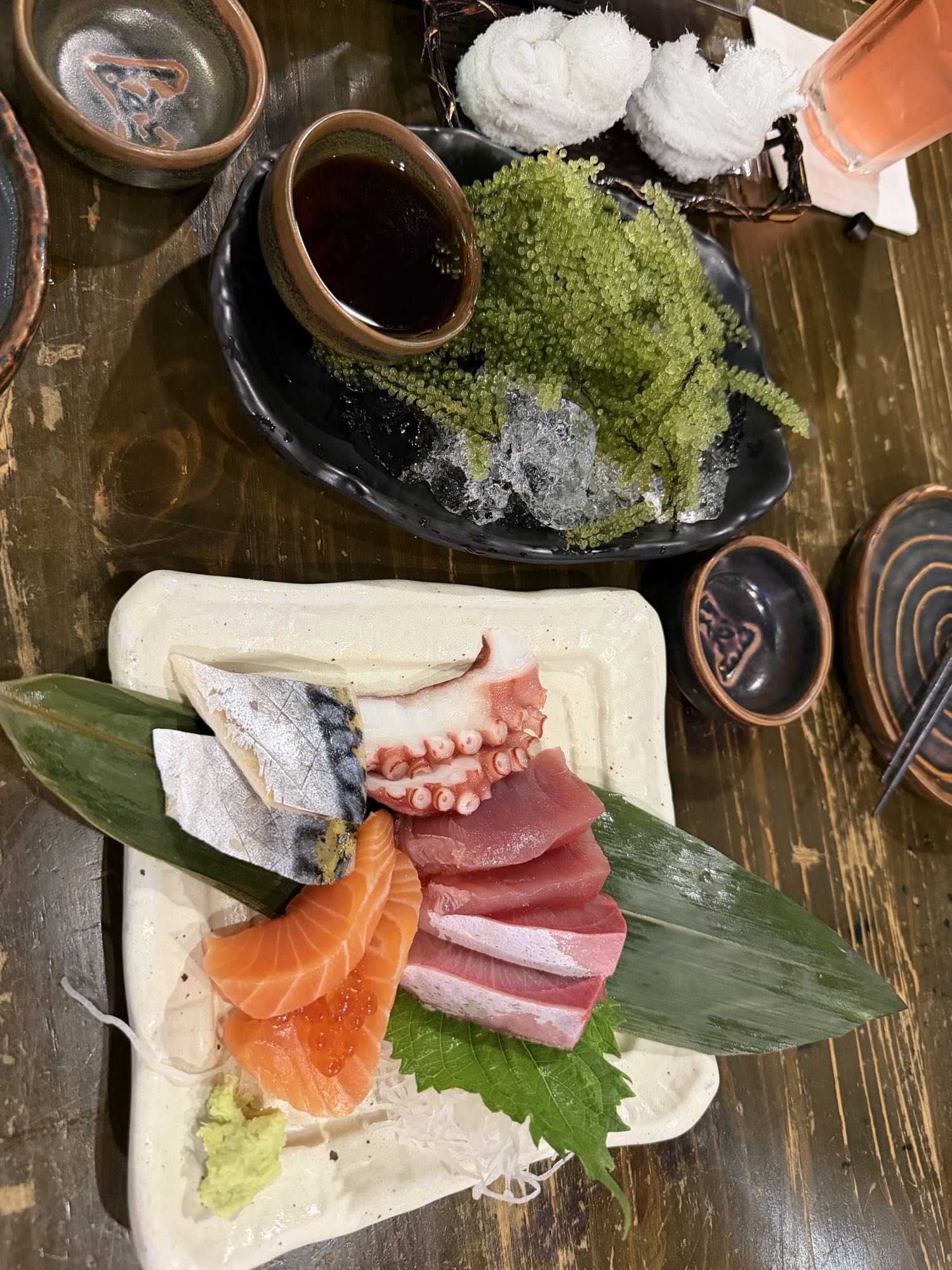 Sashimi e uva di mare