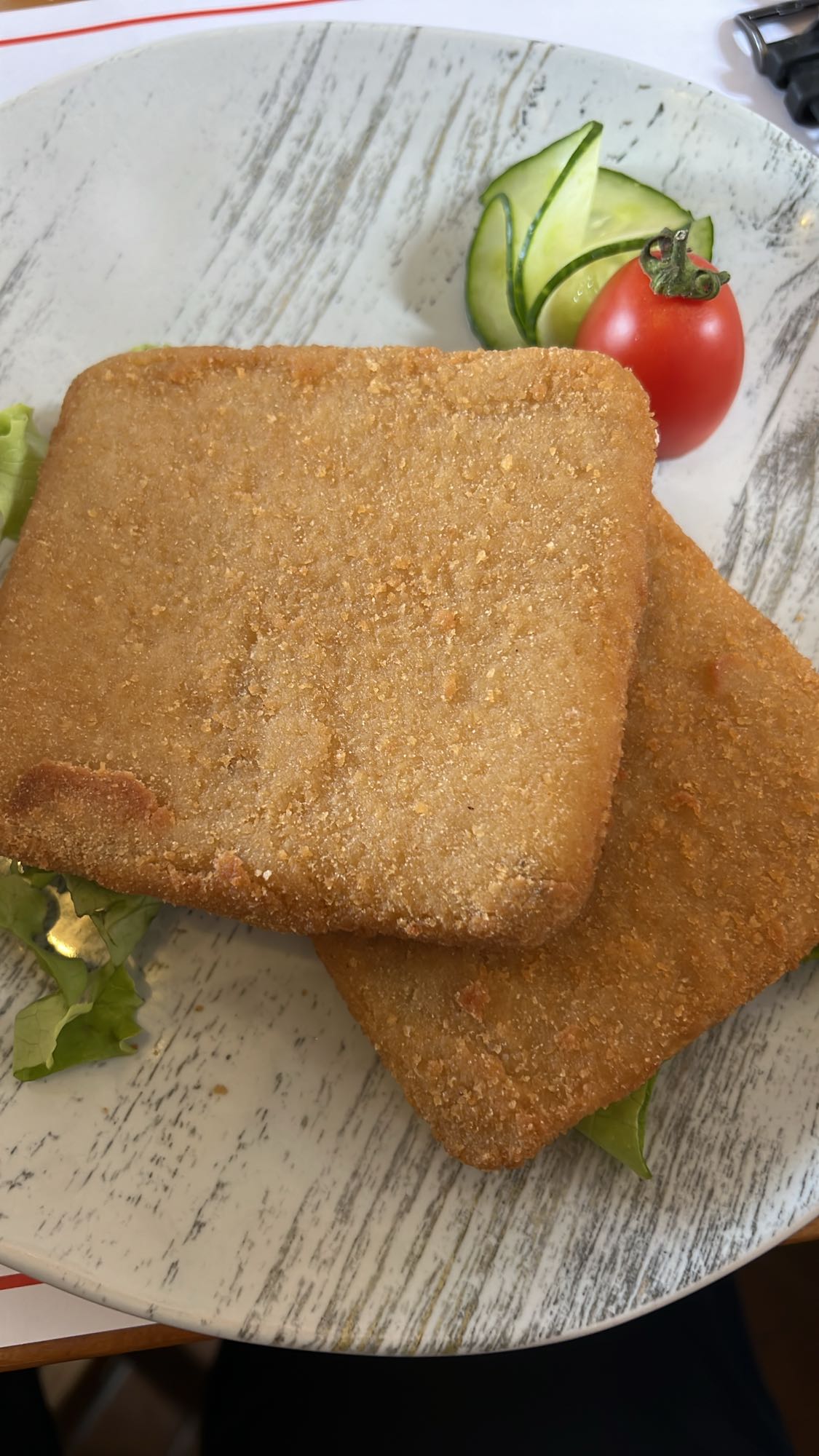 Șnițel pane cu salată